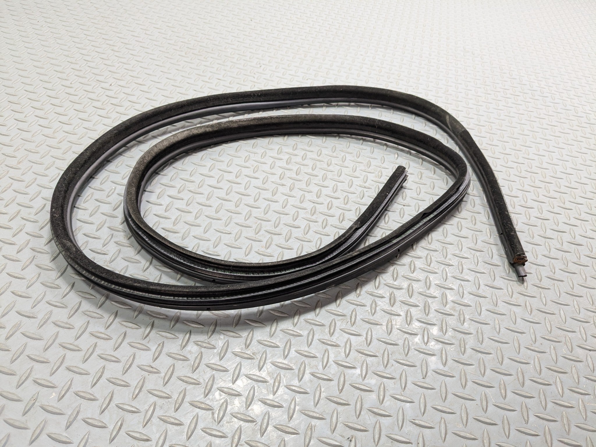 06 - 08 OEM BMW 328I FRONT LEFT DRIVER SIDE DOOR SEAL WEATHER STRIPPING RUBBER