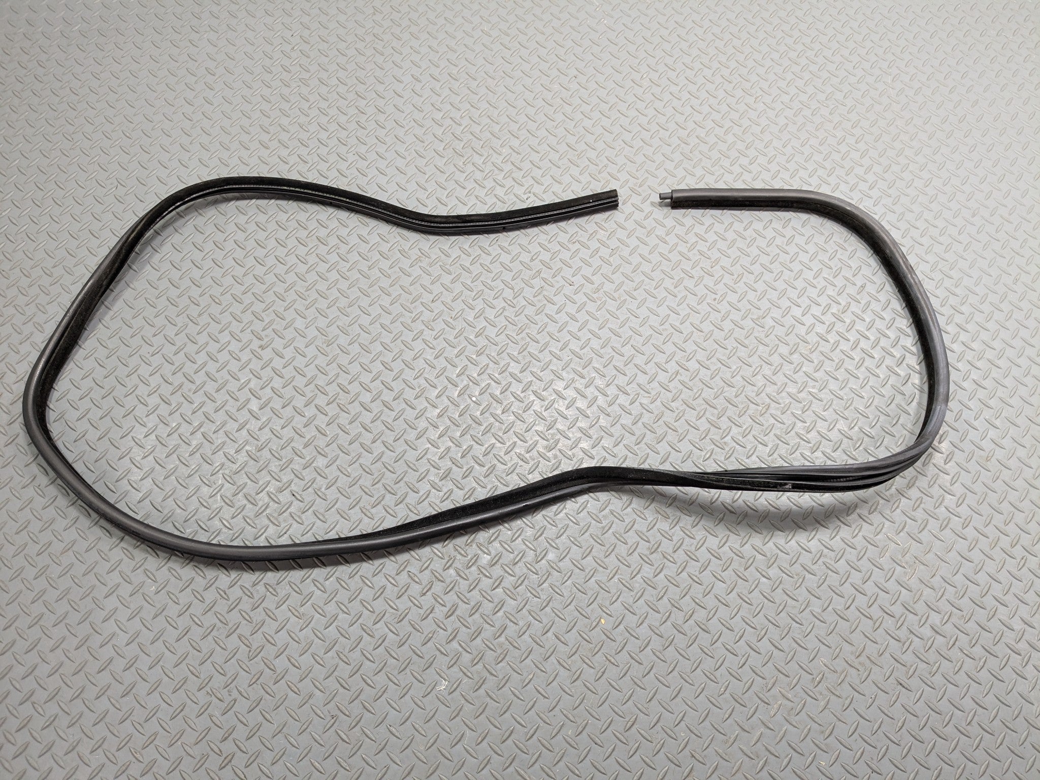 06 - 08 OEM BMW 328I REAR LEFT DRIVER SIDE DOOR SEAL WEATHER STRIPPING RUBBER