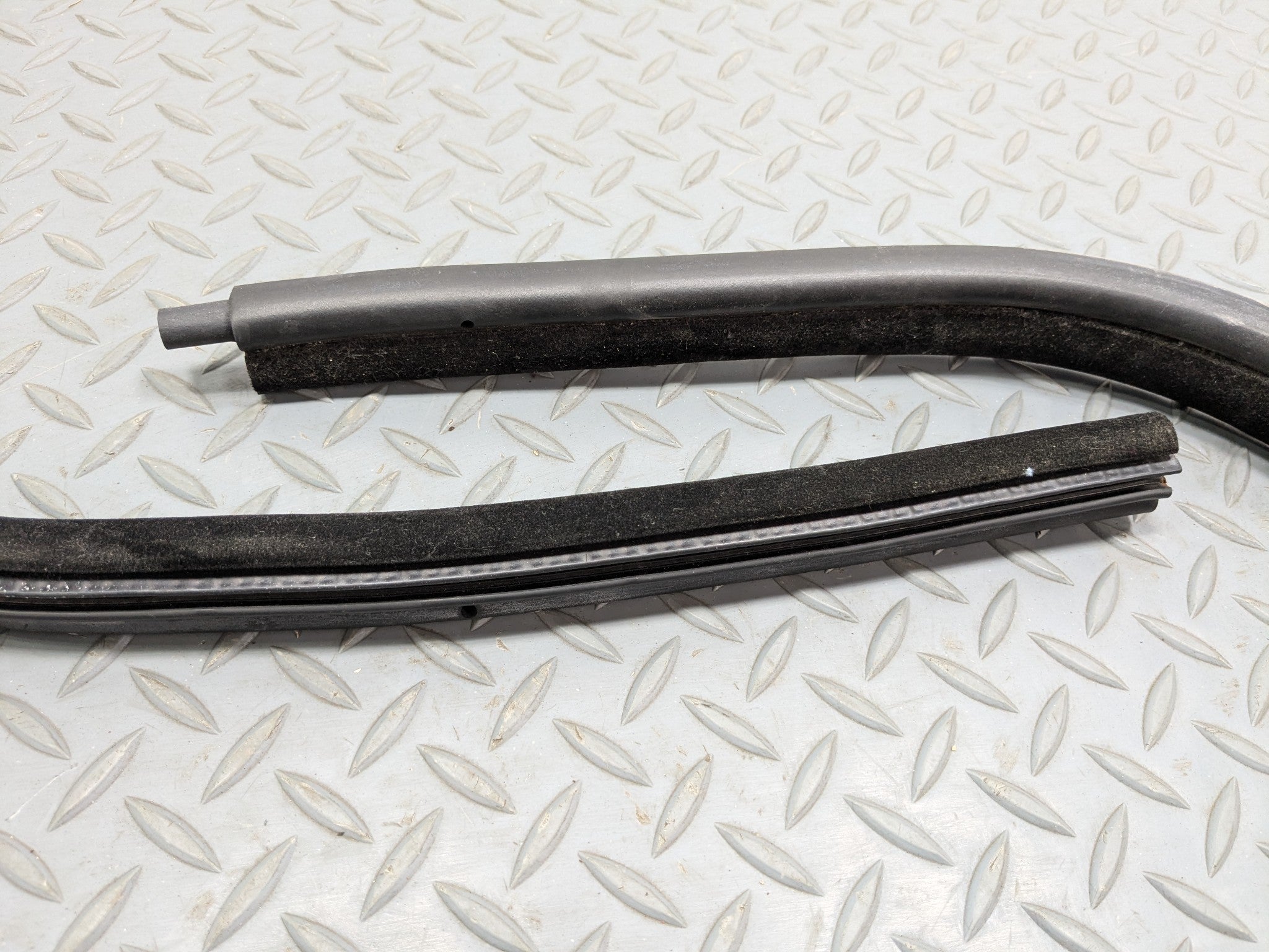 06 - 08 OEM BMW 328I REAR LEFT DRIVER SIDE DOOR SEAL WEATHER STRIPPING RUBBER