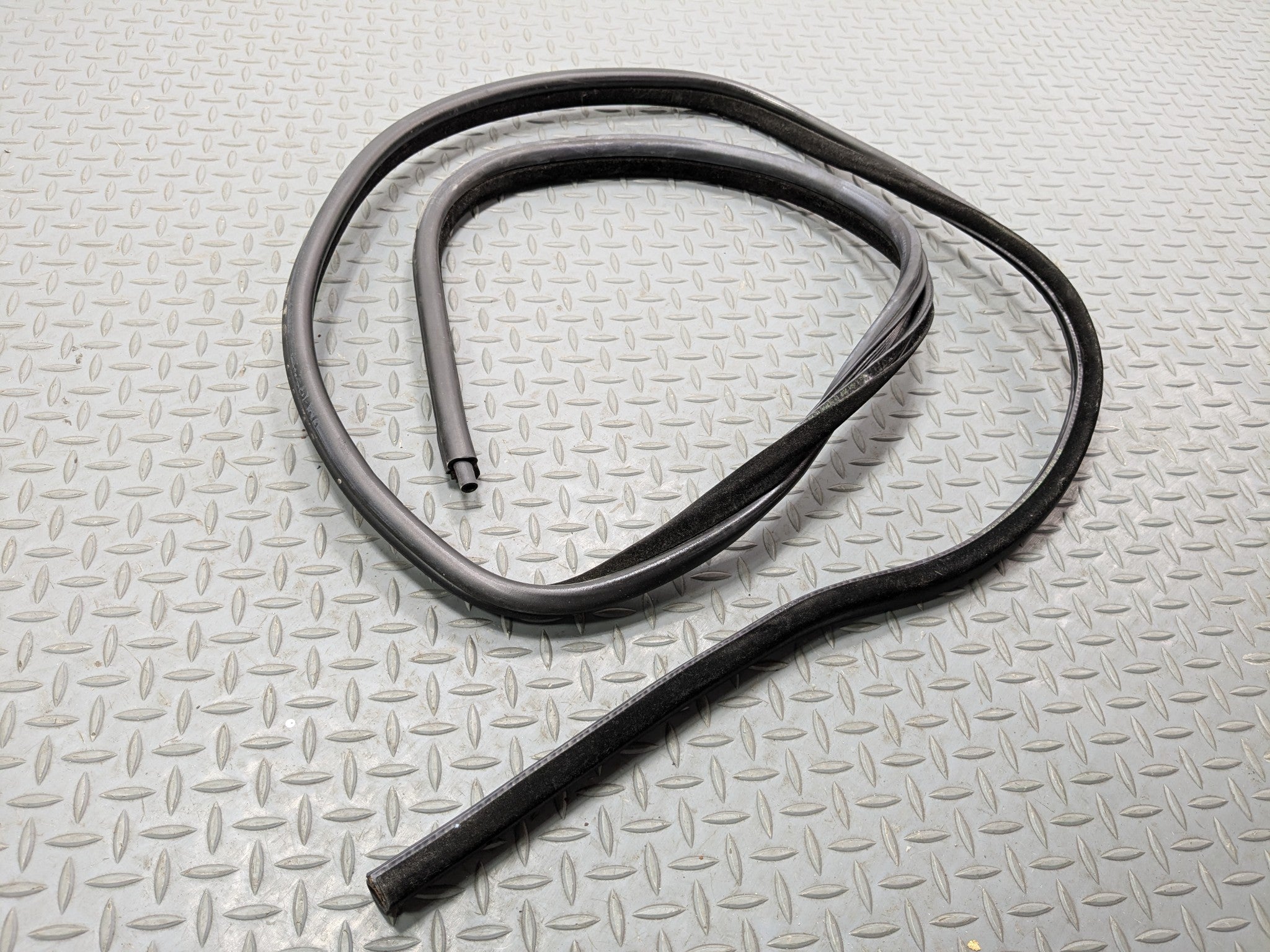 06 - 08 OEM BMW 328I REAR LEFT DRIVER SIDE DOOR SEAL WEATHER STRIPPING RUBBER