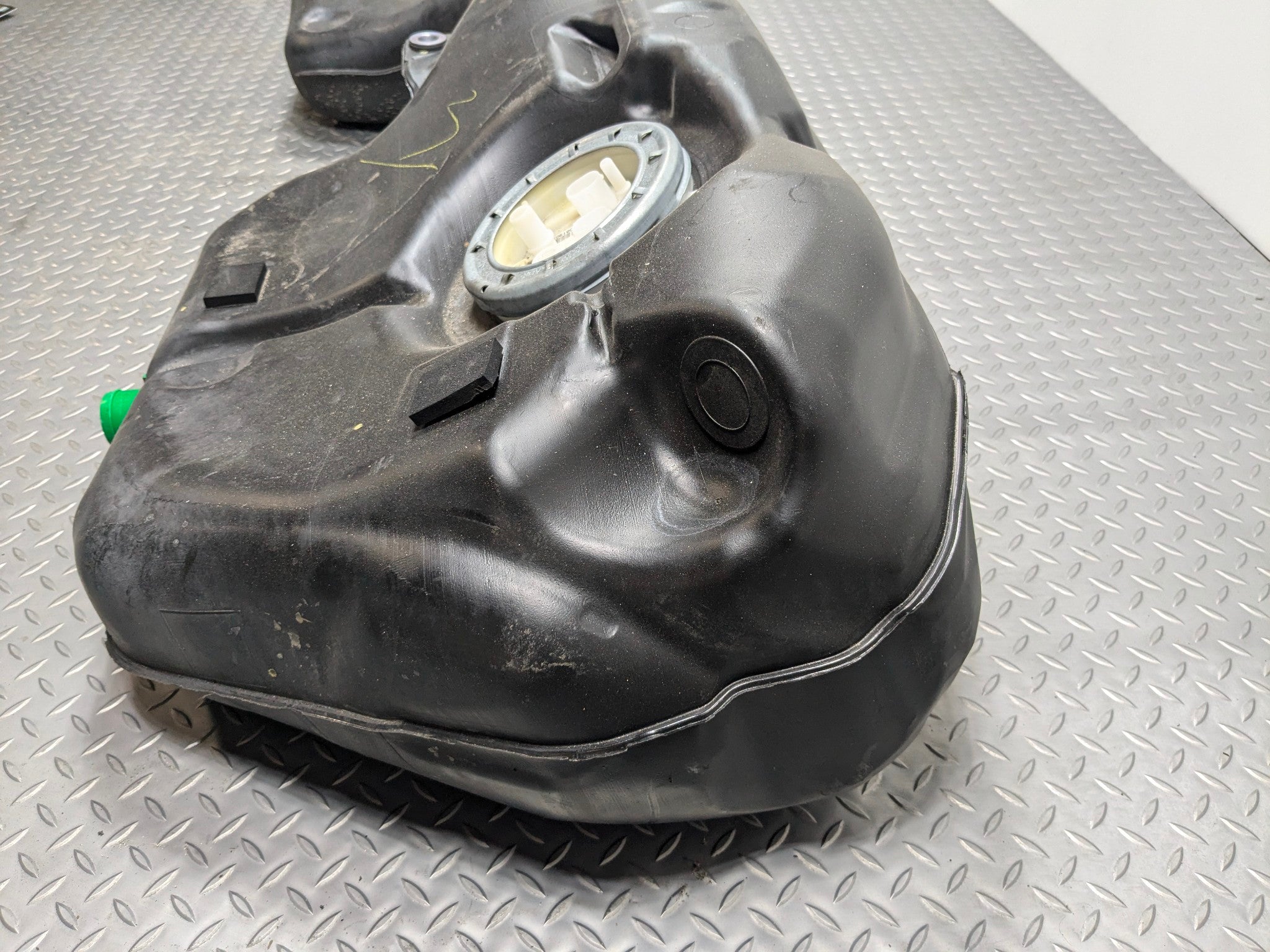 06 - 08 OEM BMW 328I GAS FUEL TANK RESERVOIR ASSEMBLY