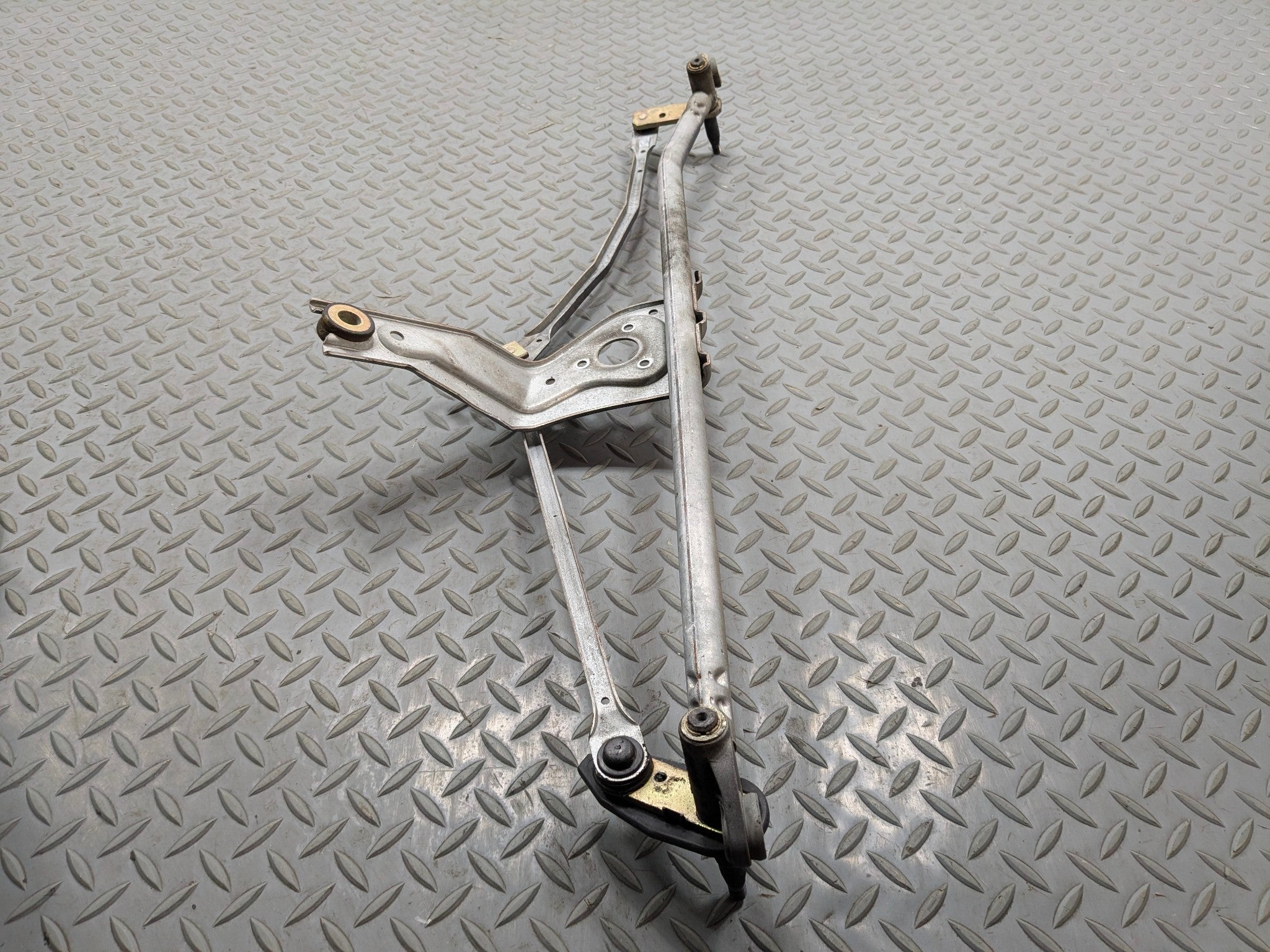 2002 - 2004 OEM MINI COOPER WINDSHIELD WIPER TRANSMISSION LINKAGE WITHOUT MOTOR