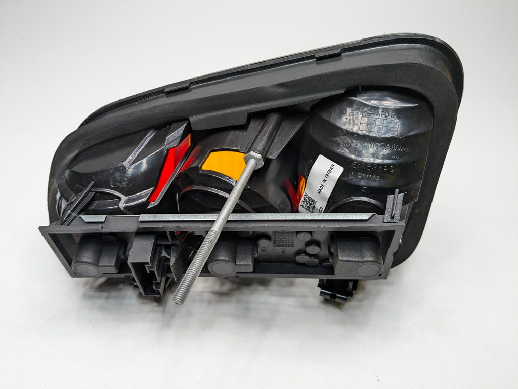 2002 - 2004 OEM MINI COOPER REAR RIGHT PASSENGER SIDE TAIL LIGHT LAMP ASSEMBLY