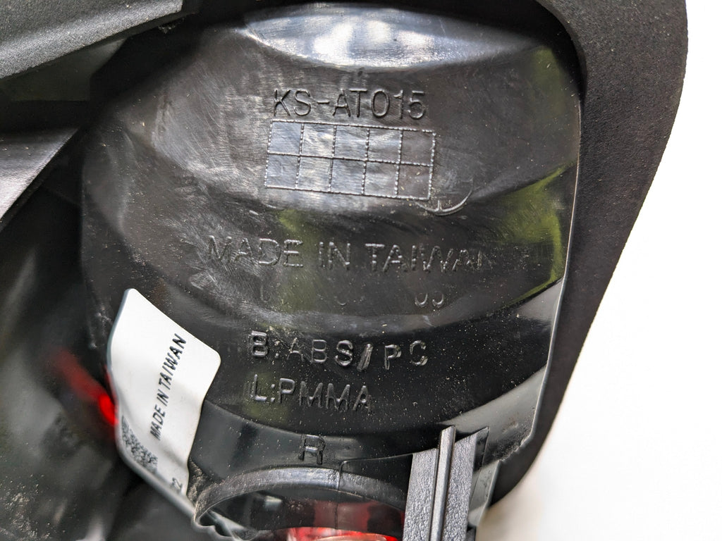 2002 - 2004 OEM MINI COOPER REAR RIGHT PASSENGER SIDE TAIL LIGHT LAMP ASSEMBLY