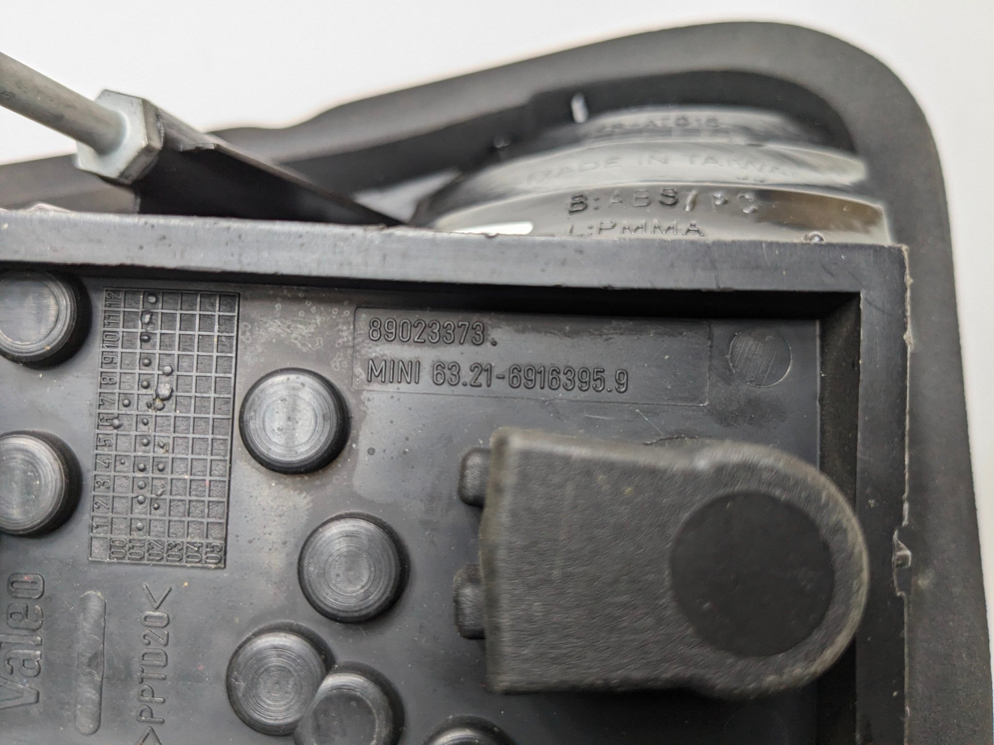 2002 - 2004 OEM MINI COOPER REAR RIGHT PASSENGER SIDE TAIL LIGHT LAMP ASSEMBLY