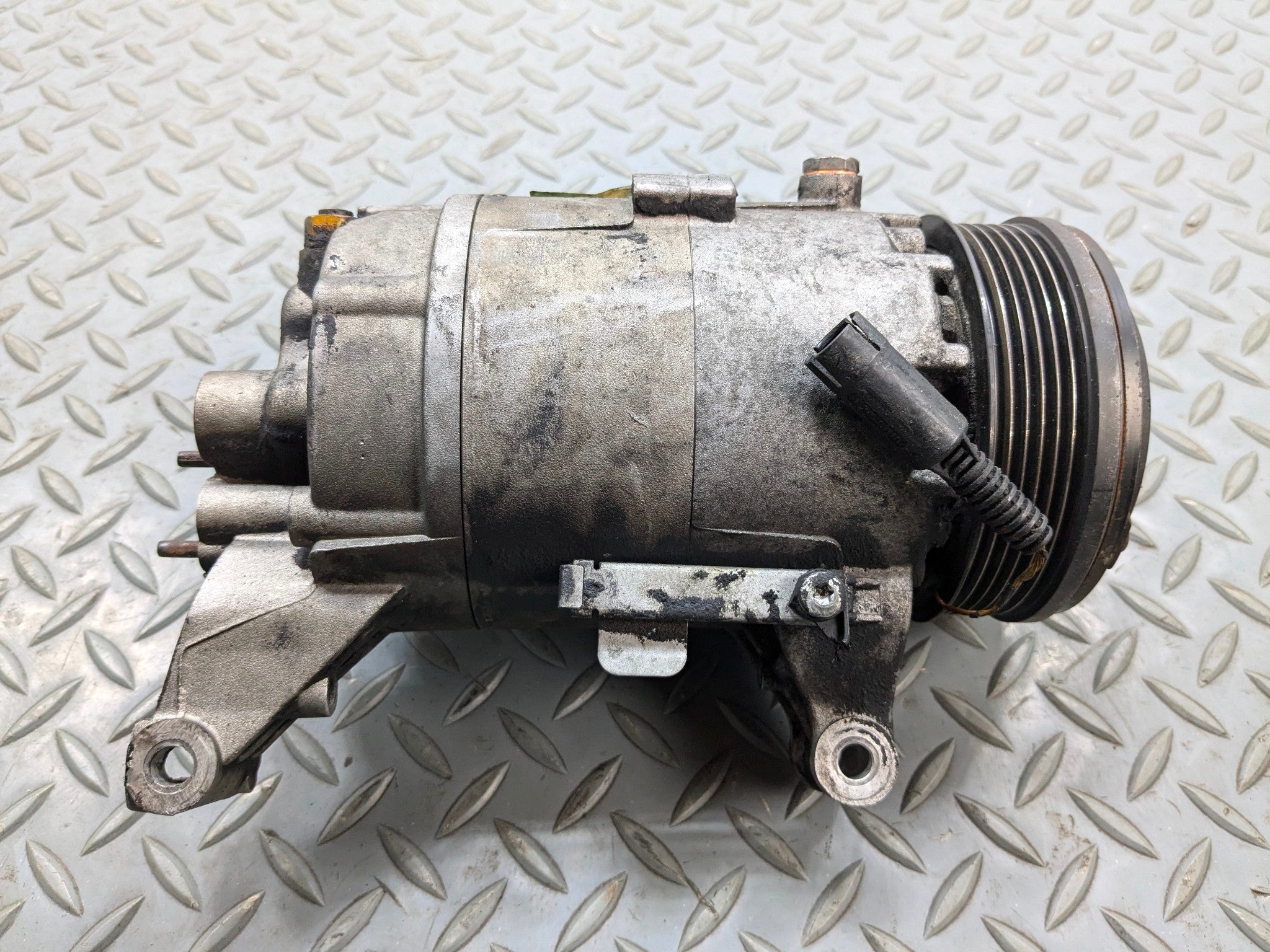 2002 - 2004 OEM MINI COOPER AIR CONDITIONING AC COMPRESSOR ASSEMBLY