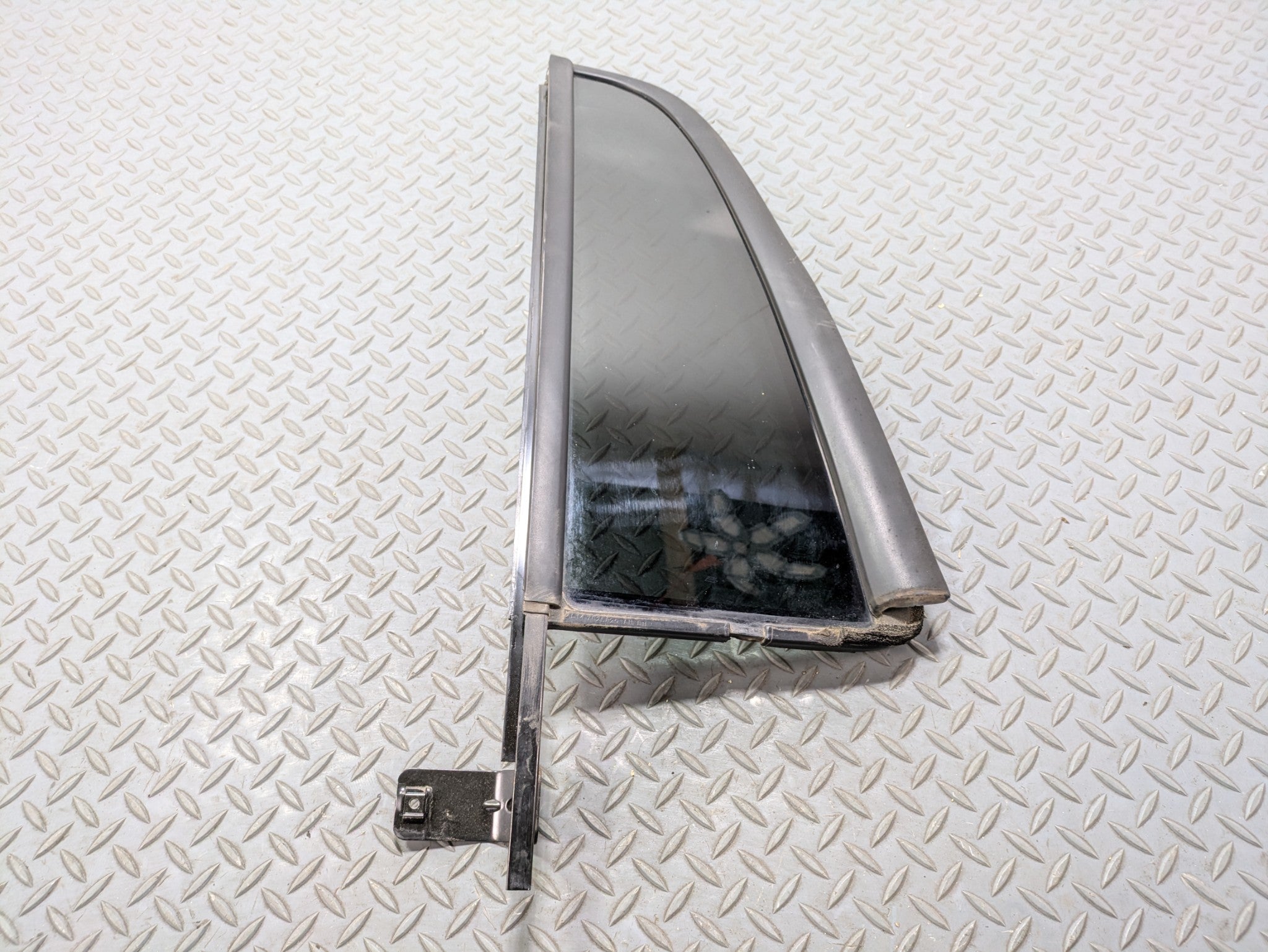 03 - 06 OEM LINCOLN NAVIGATOR REAR LEFT SIDE WINDOW VENT GLASS WITH PRIVACY TINT