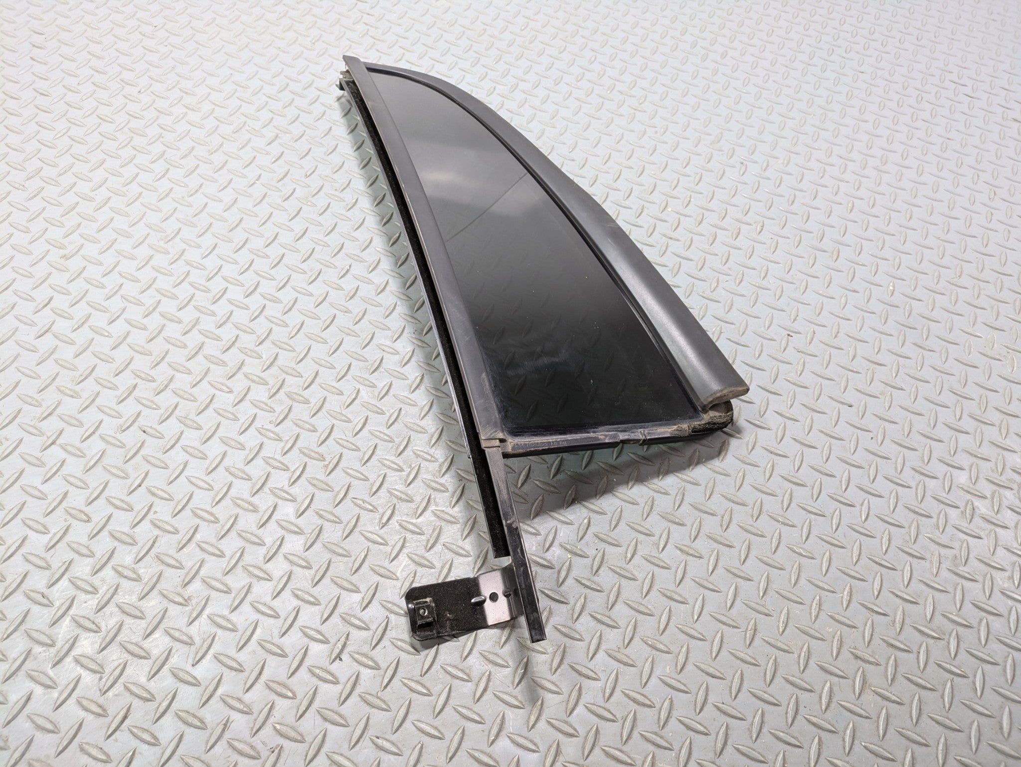 03 - 06 OEM LINCOLN NAVIGATOR REAR LEFT SIDE WINDOW VENT GLASS WITH PRIVACY TINT