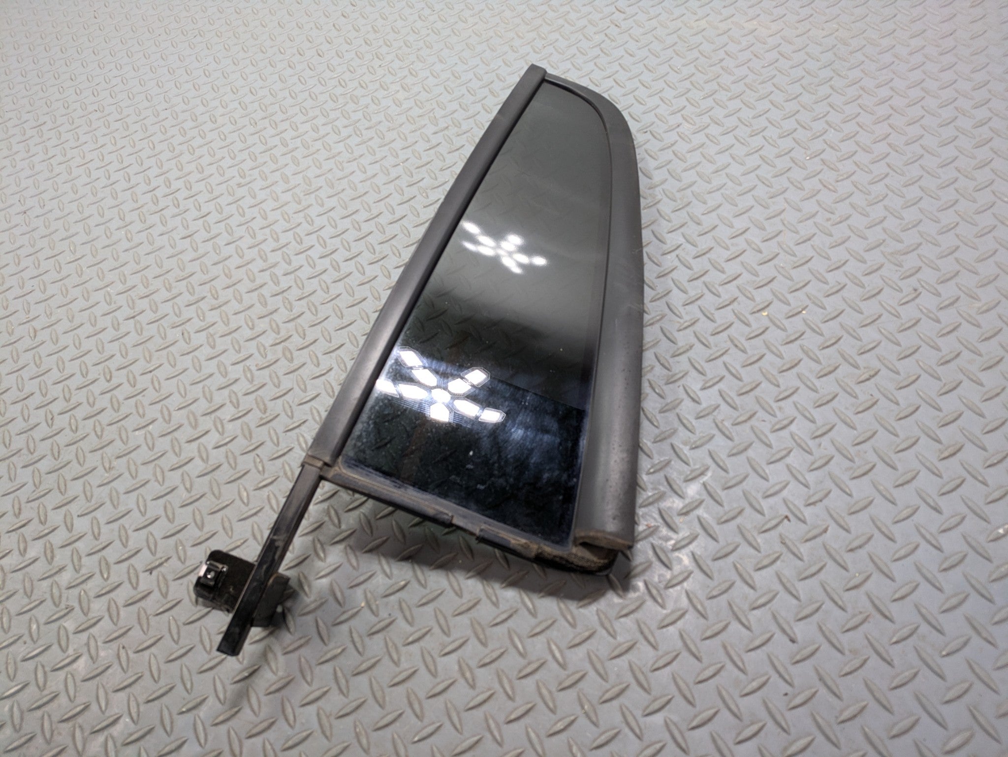 03 - 06 OEM LINCOLN NAVIGATOR REAR LEFT SIDE WINDOW VENT GLASS WITH PRIVACY TINT