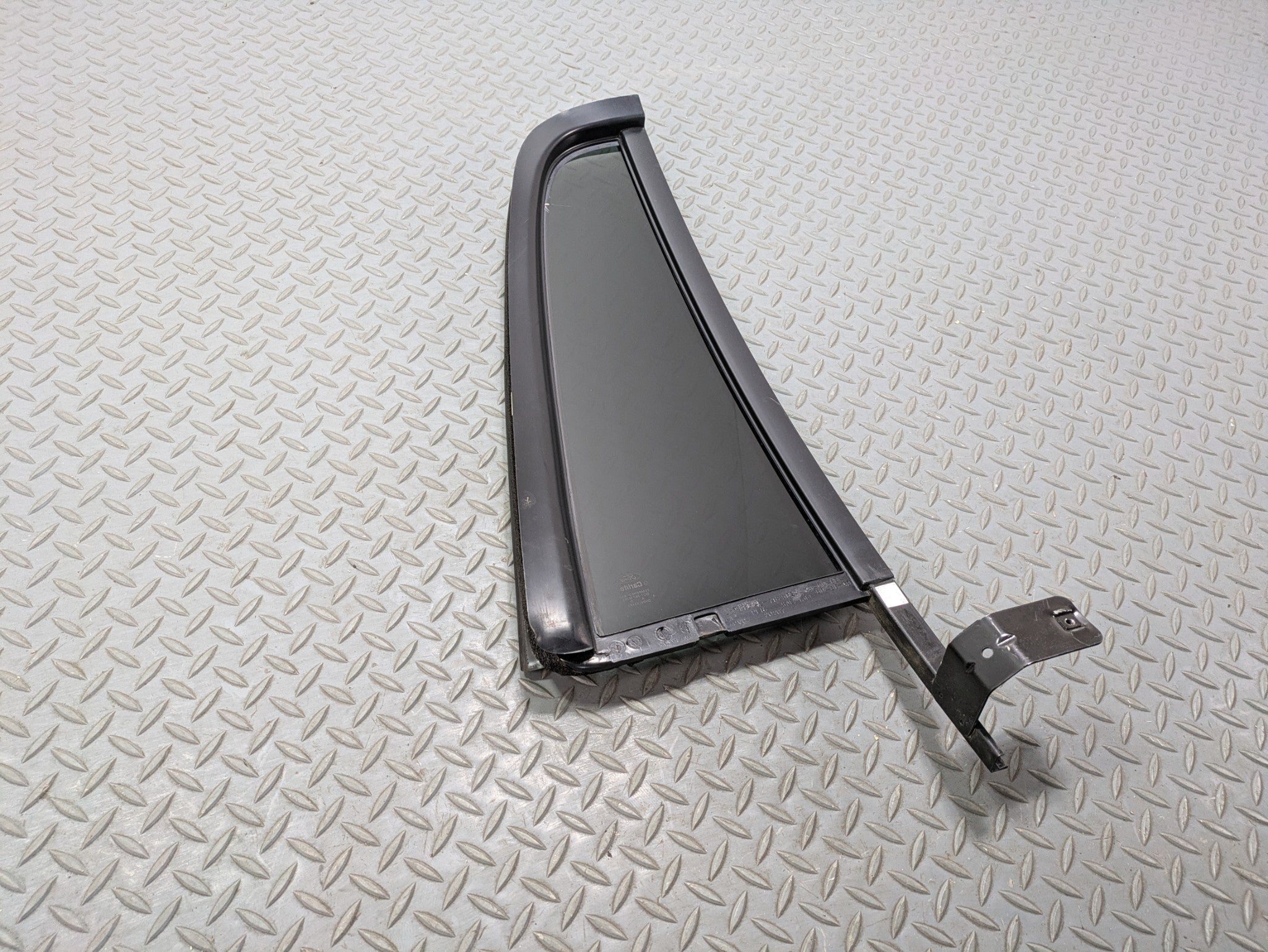 03 - 06 OEM LINCOLN NAVIGATOR REAR LEFT SIDE WINDOW VENT GLASS WITH PRIVACY TINT