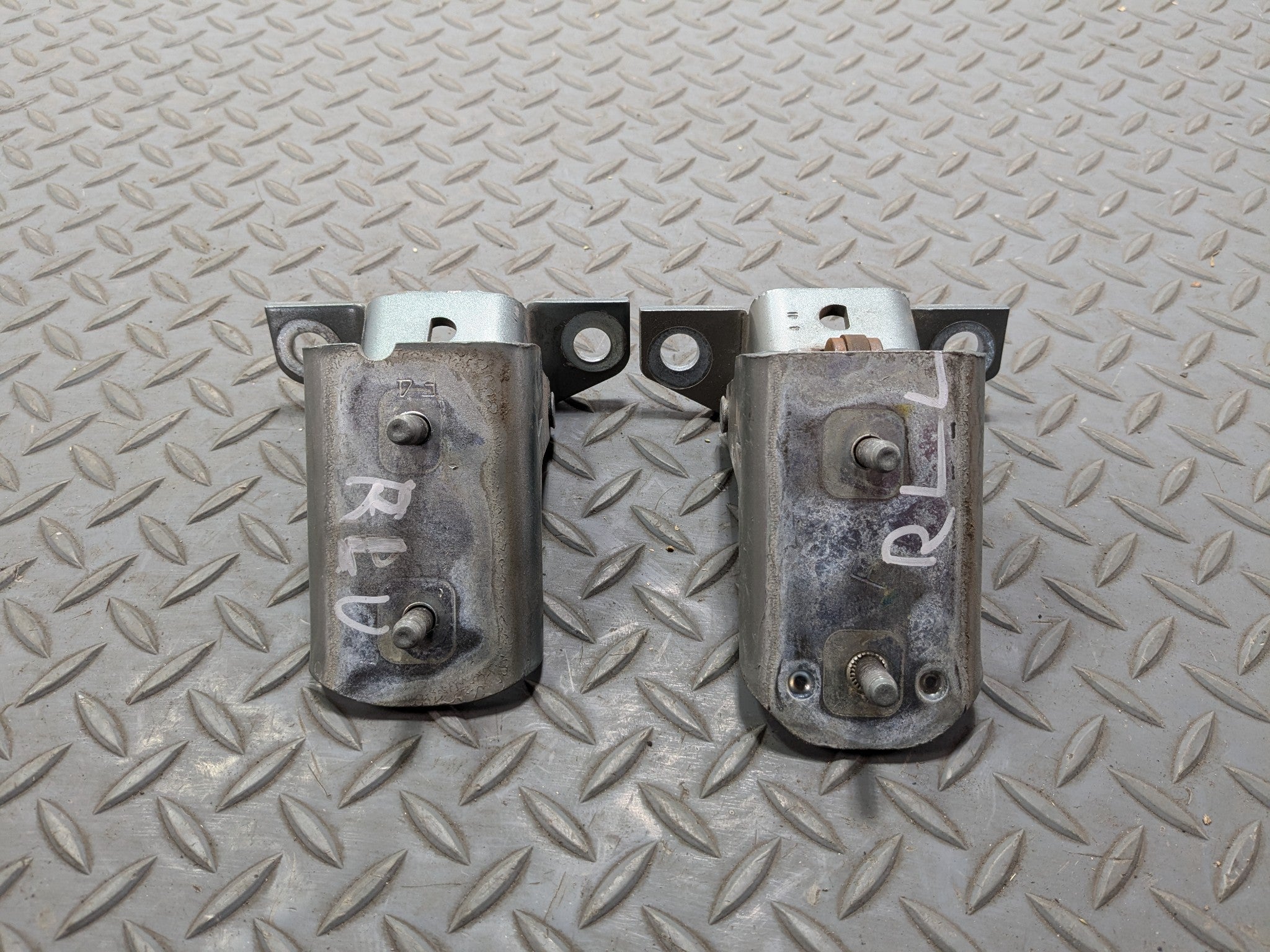 03 - 06 OEM LINCOLN NAVIGATOR REAR LEFT DRIVER SIDE UPPER LOWER DOOR HINGE SET