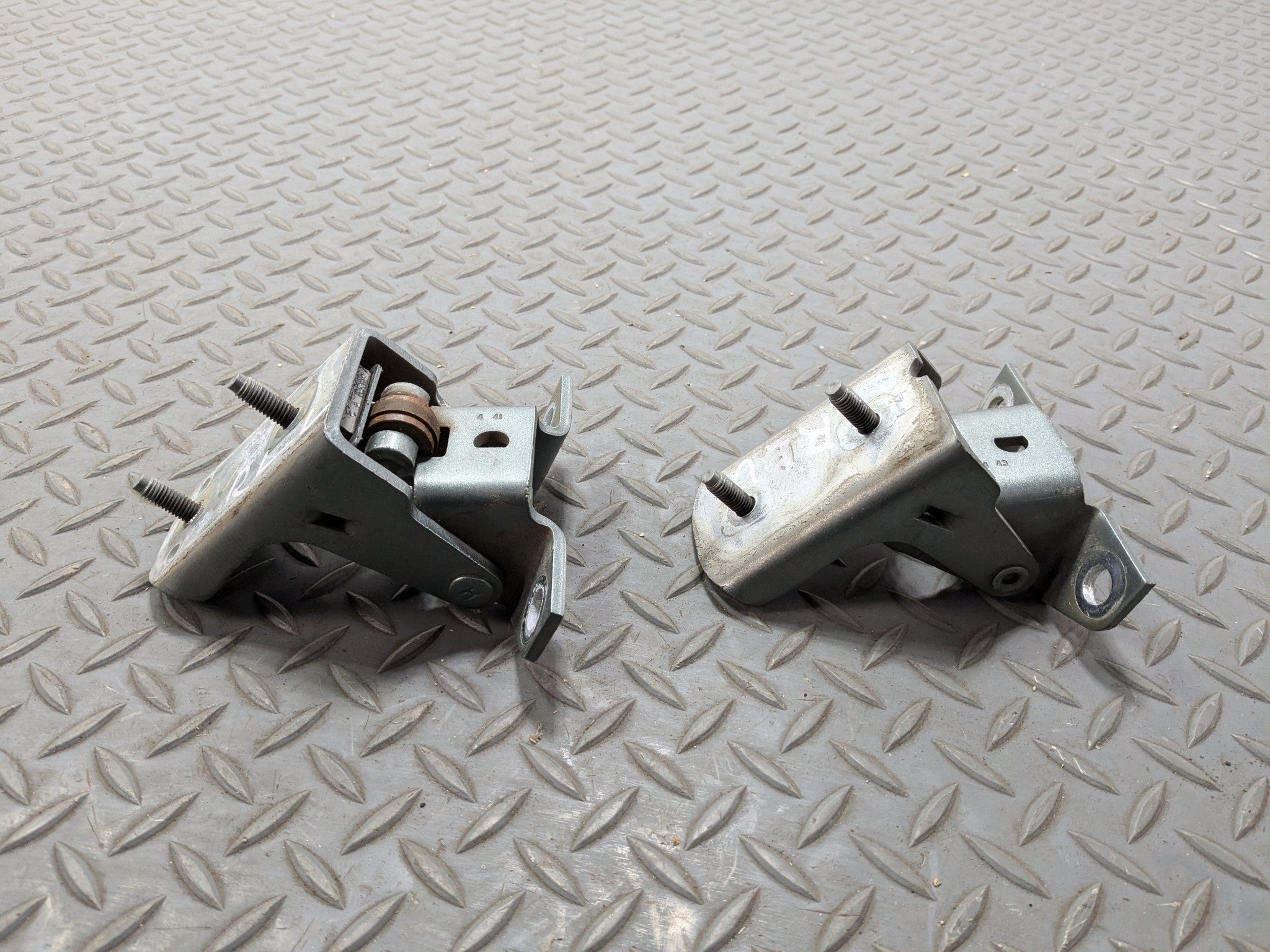 03 - 06 OEM LINCOLN NAVIGATOR REAR LEFT DRIVER SIDE UPPER LOWER DOOR HINGE SET