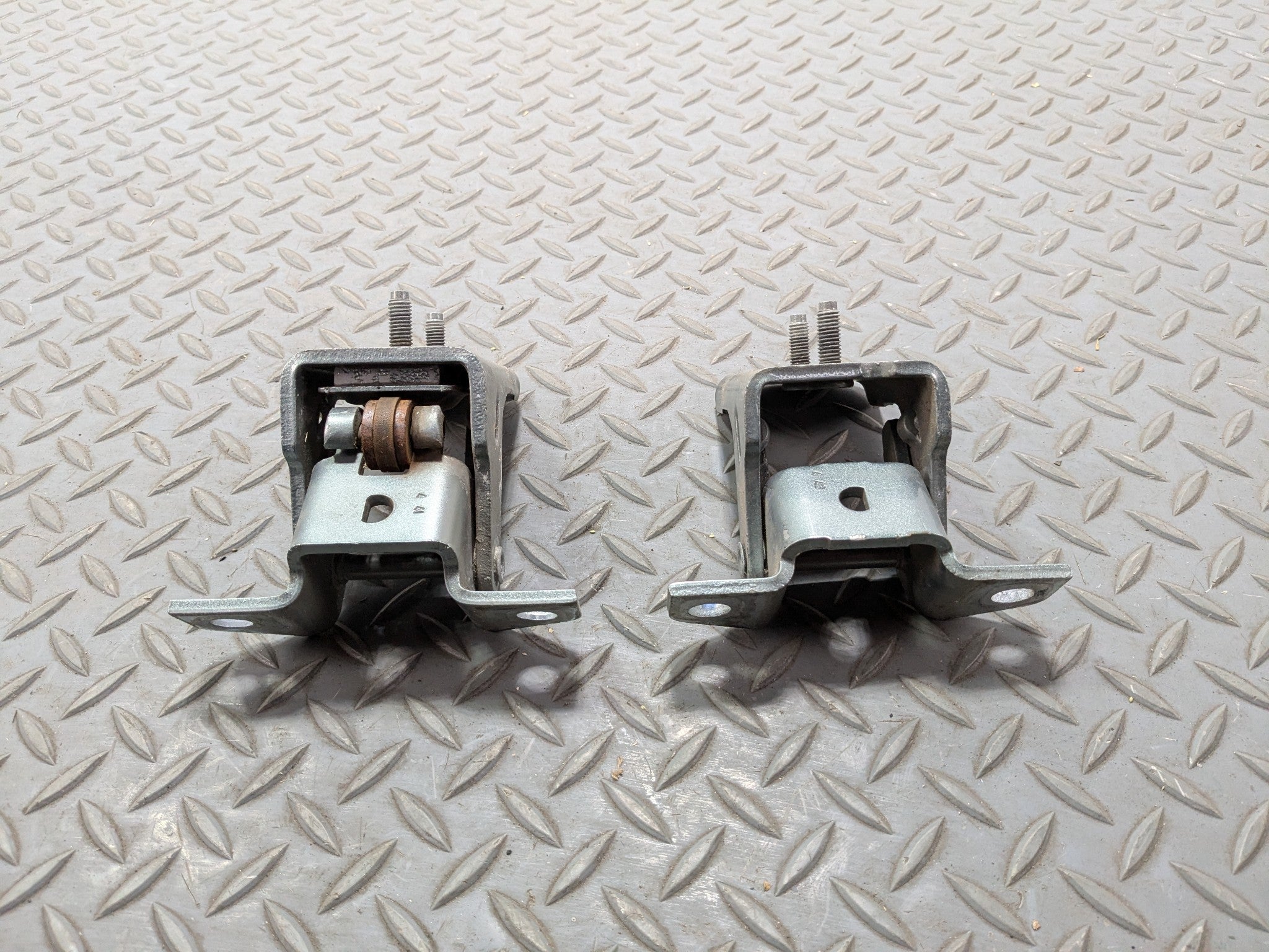 03 - 06 OEM LINCOLN NAVIGATOR REAR LEFT DRIVER SIDE UPPER LOWER DOOR HINGE SET