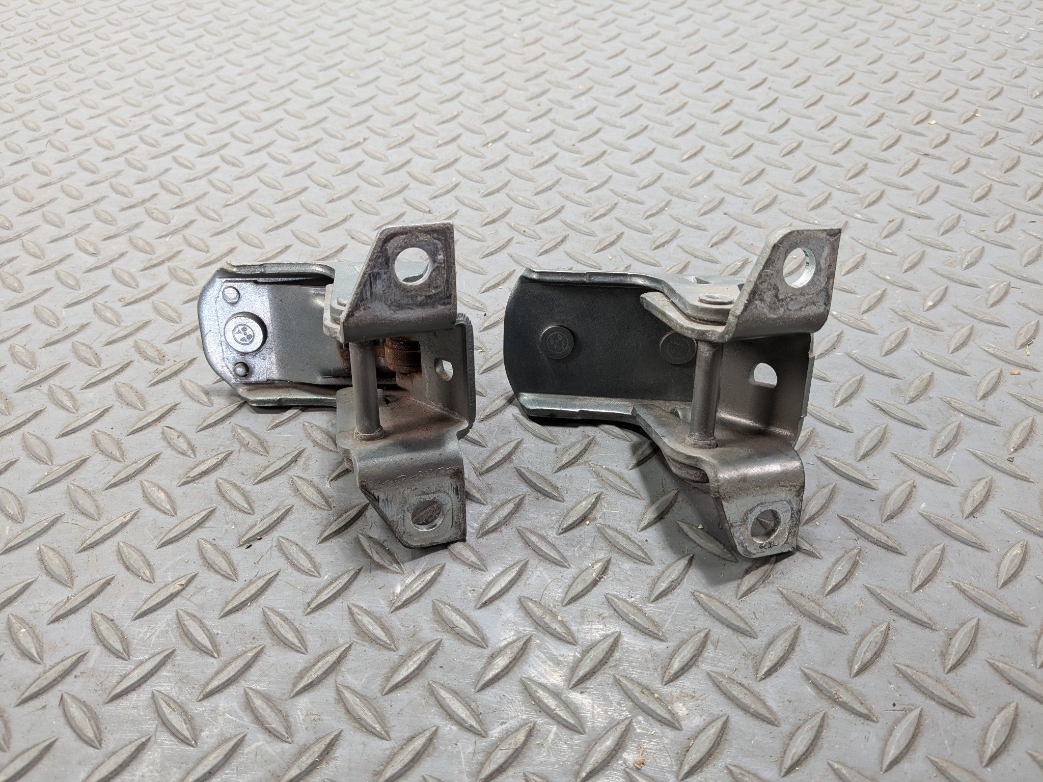 03 - 06 OEM LINCOLN NAVIGATOR REAR LEFT DRIVER SIDE UPPER LOWER DOOR HINGE SET