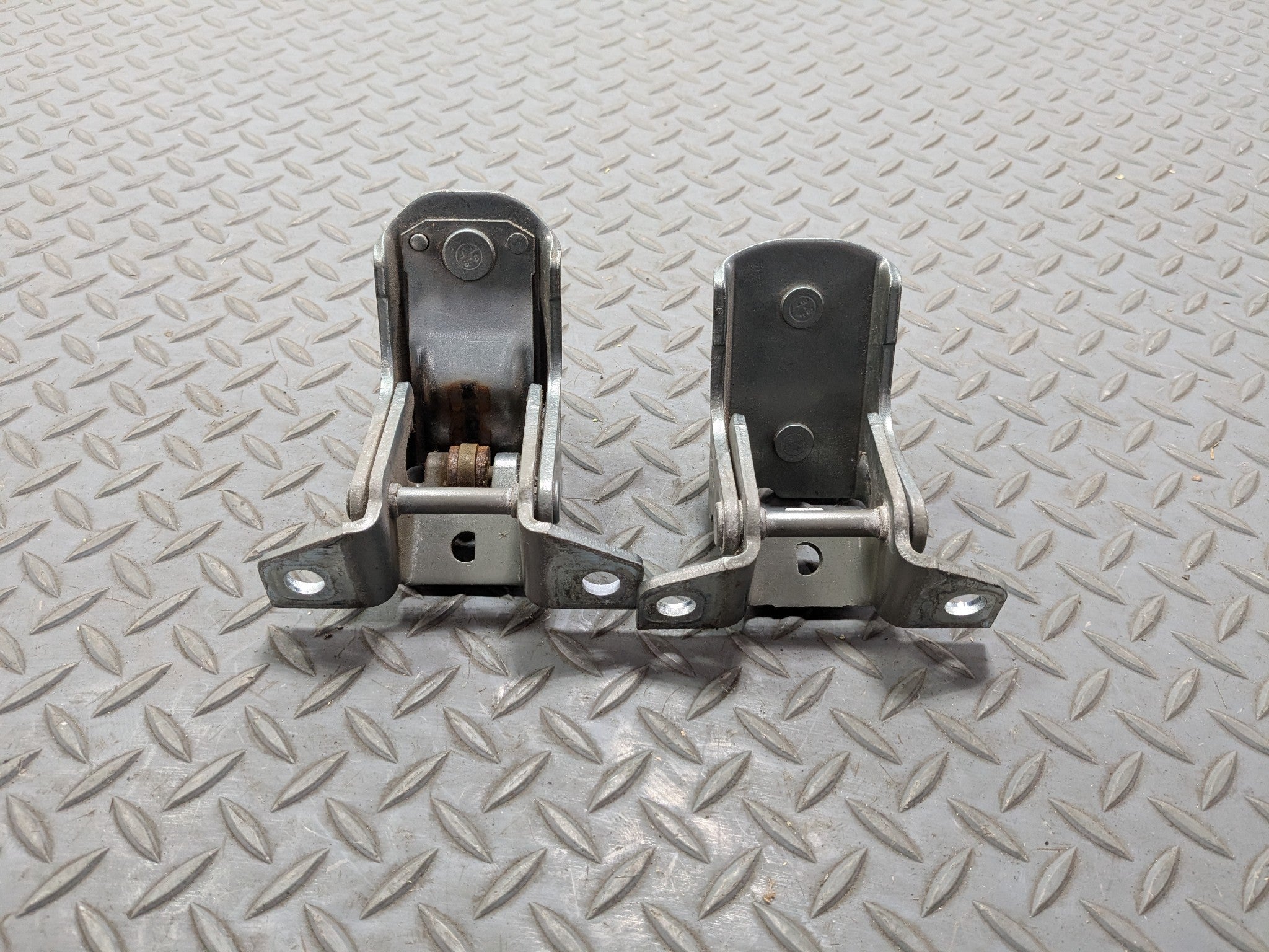 03 - 06 OEM LINCOLN NAVIGATOR REAR LEFT DRIVER SIDE UPPER LOWER DOOR HINGE SET