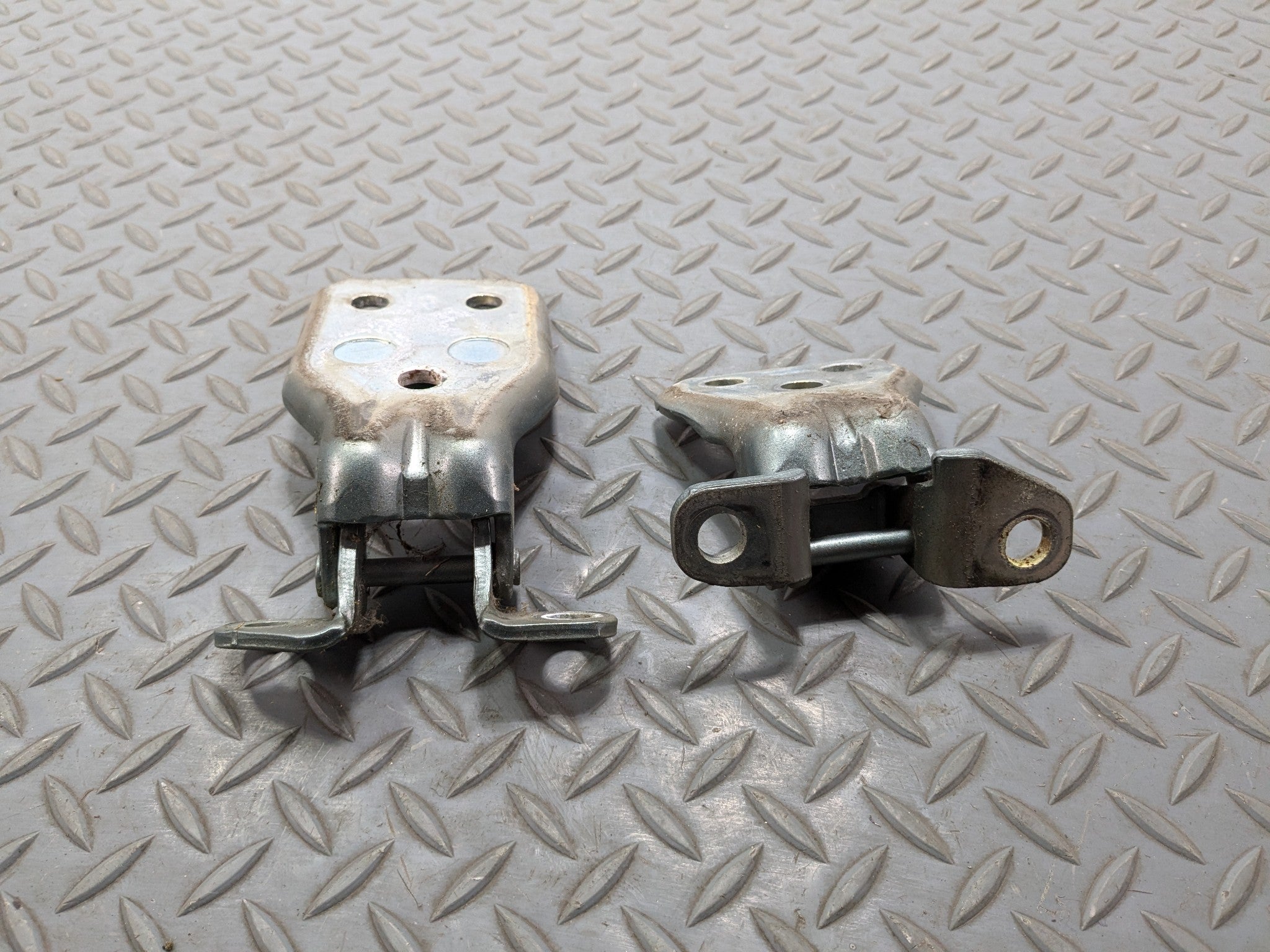 03 - 06 OEM LINCOLN NAVIGATOR FRONT LEFT DRIVER SIDE UPPER LOWER DOOR HINGE SET