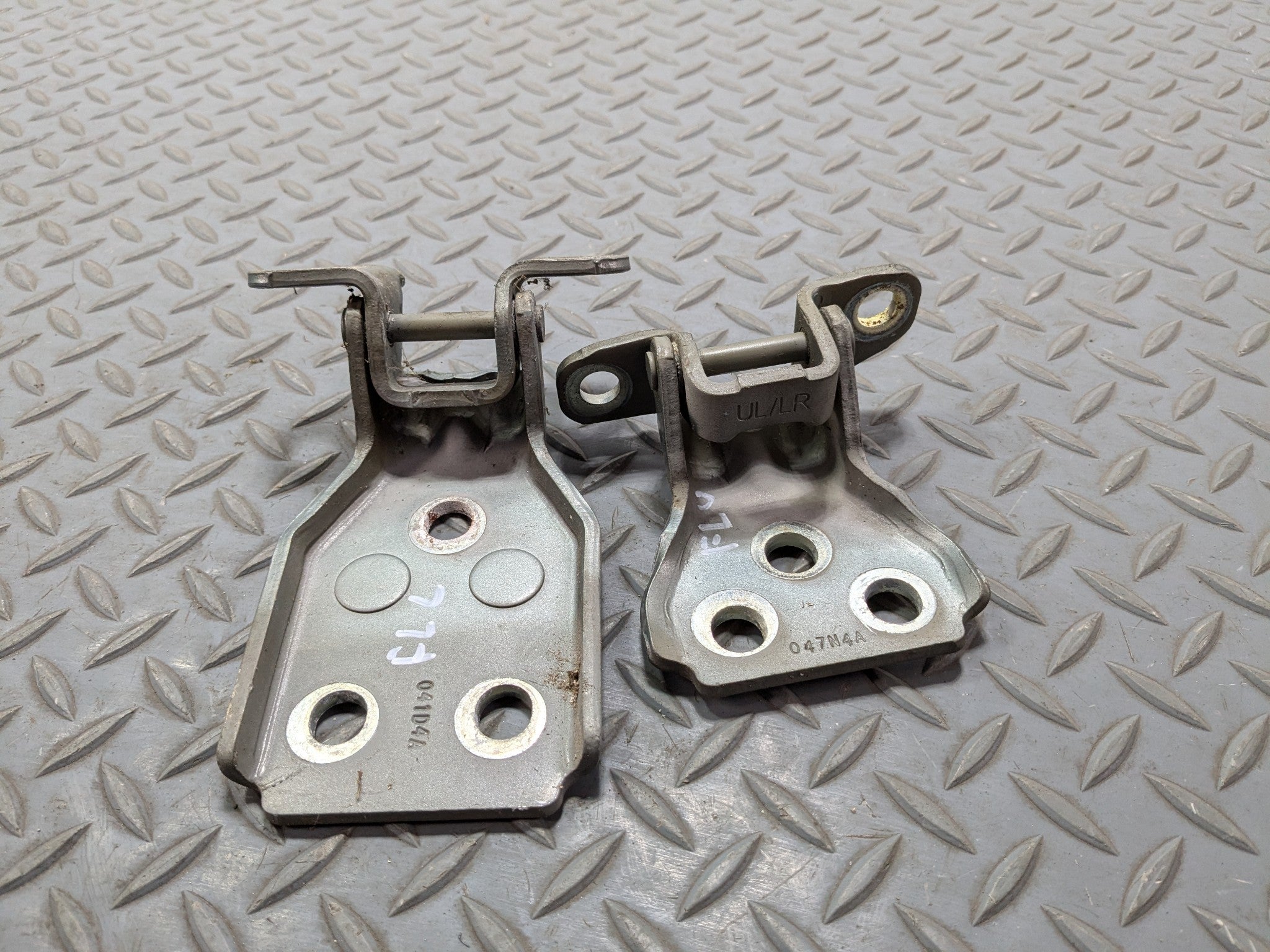 03 - 06 OEM LINCOLN NAVIGATOR FRONT LEFT DRIVER SIDE UPPER LOWER DOOR HINGE SET