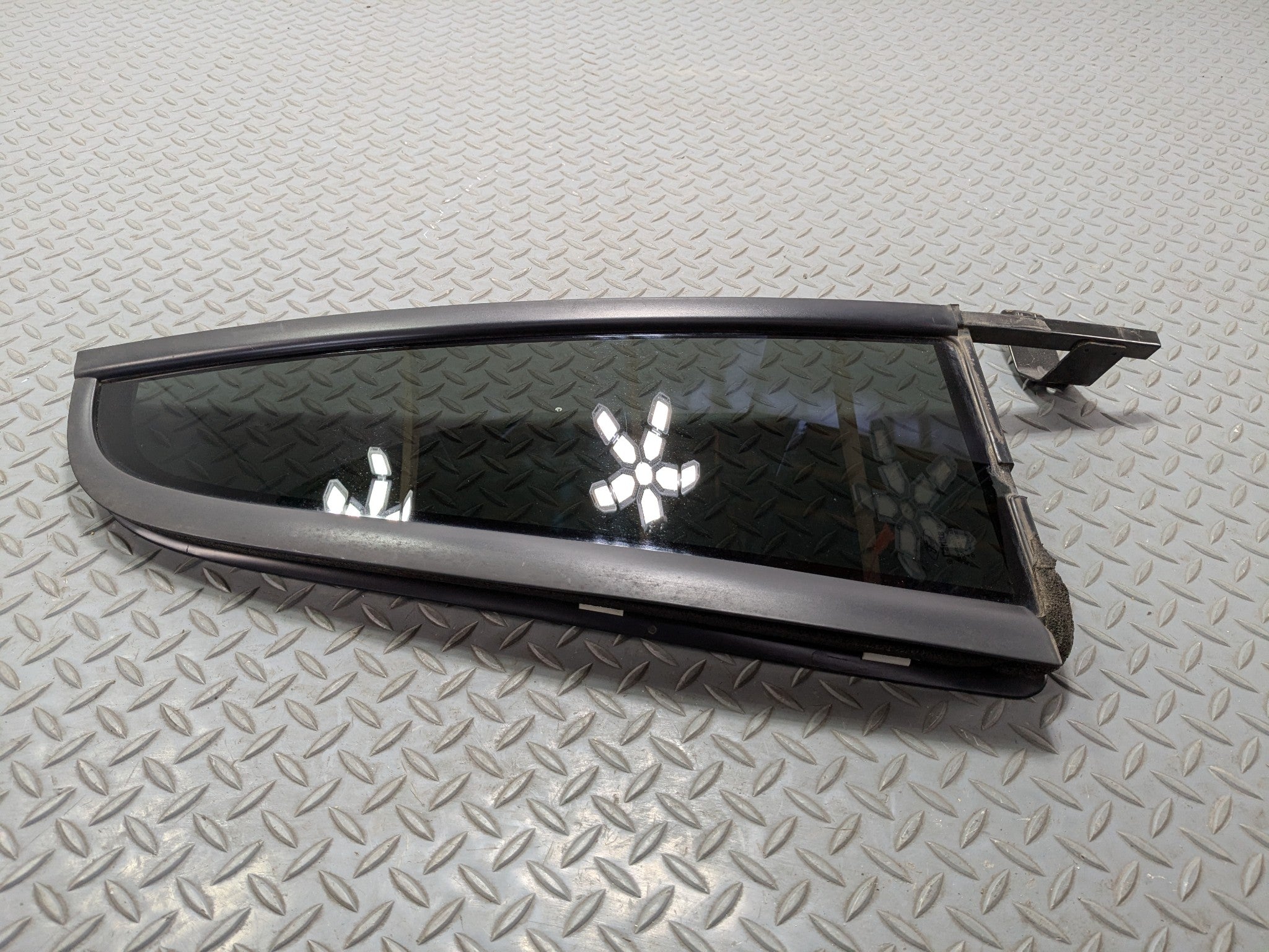 03-06 OEM LINCOLN NAVIGATOR REAR RIGHT SIDE WINDOW VENT GLASS WITH PRIVACY TINT