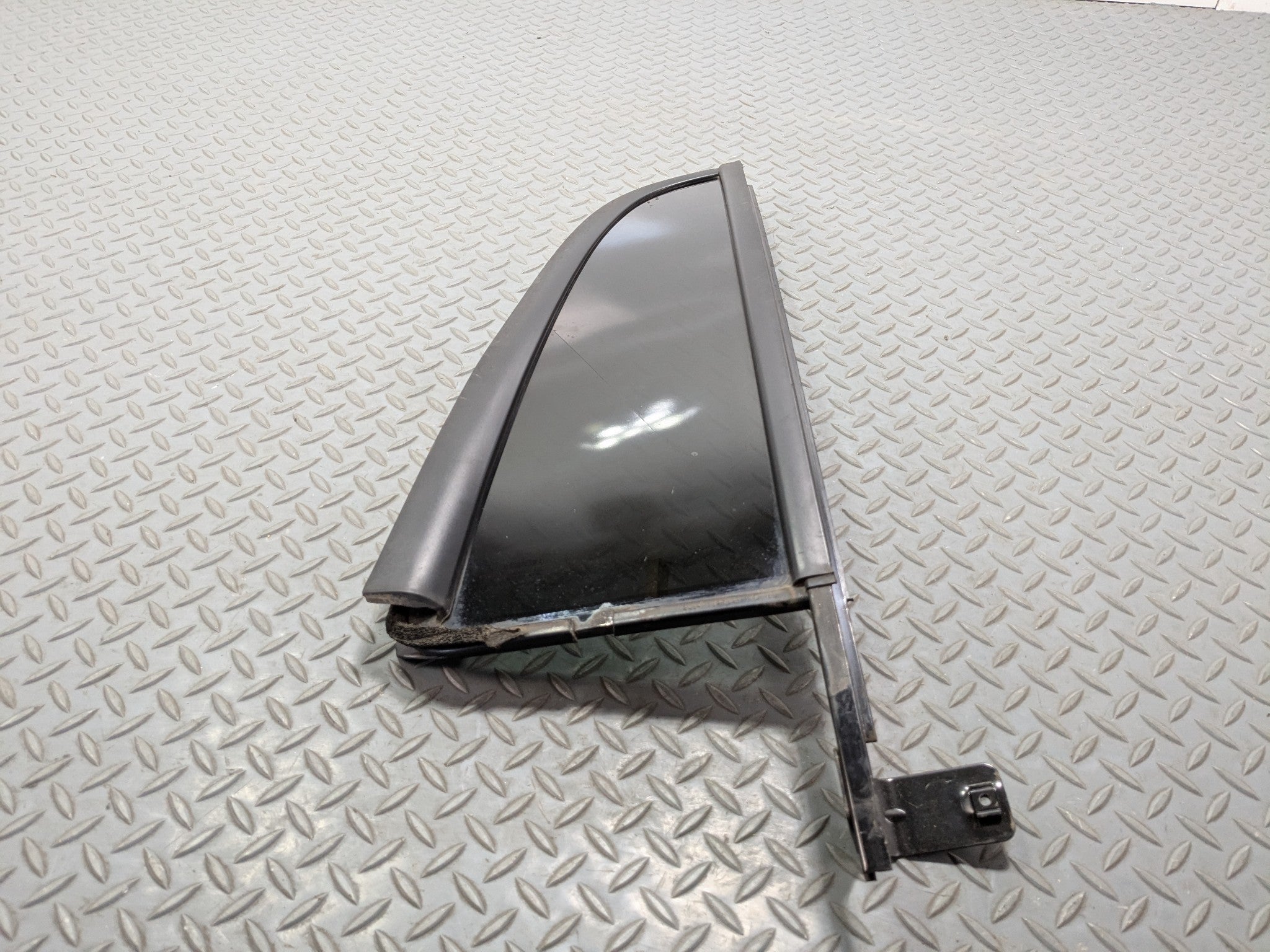 03-06 OEM LINCOLN NAVIGATOR REAR RIGHT SIDE WINDOW VENT GLASS WITH PRIVACY TINT