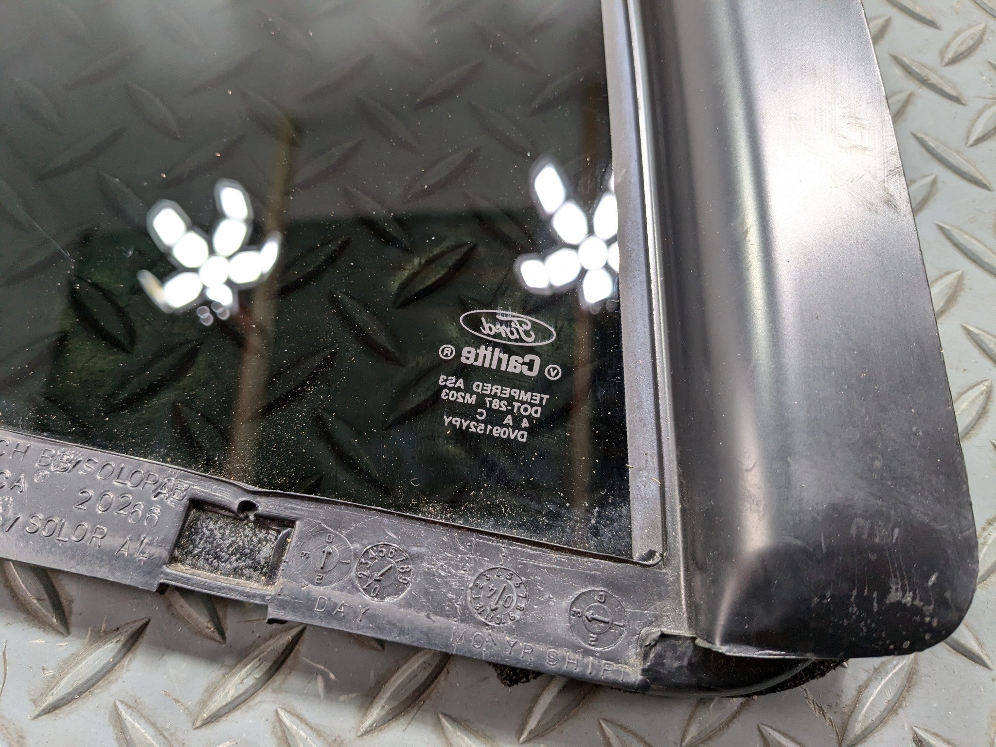 03-06 OEM LINCOLN NAVIGATOR REAR RIGHT SIDE WINDOW VENT GLASS WITH PRIVACY TINT