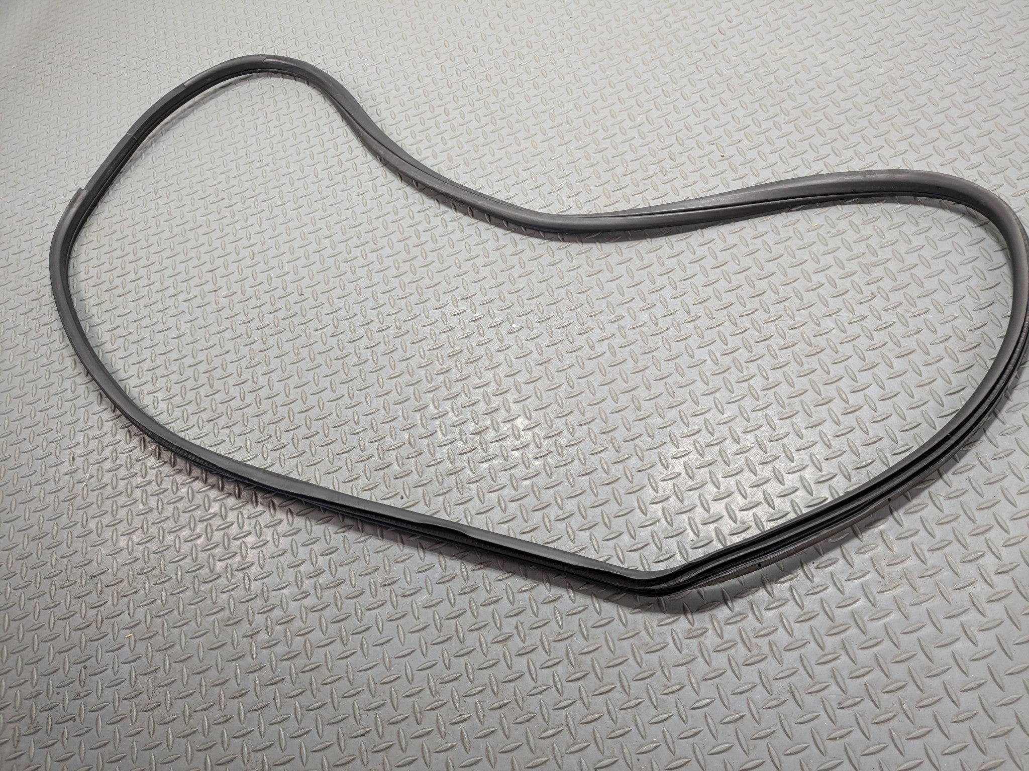 03 - 06 OEM LINCOLN NAVIGATOR REAR LEFT SIDE DOOR SEAL WEATHER STRIPPING RUBBER