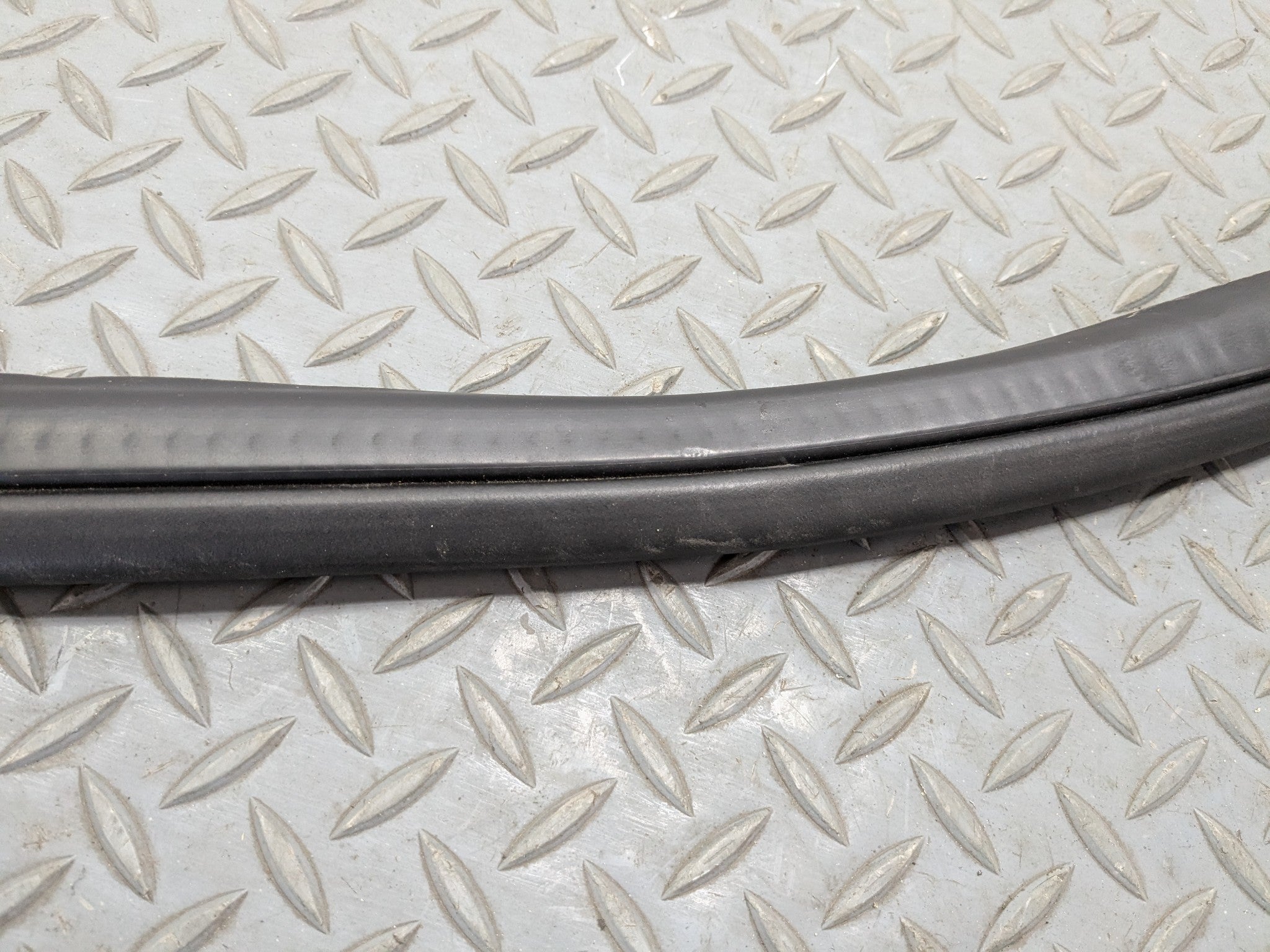 03 - 06 OEM LINCOLN NAVIGATOR REAR LEFT SIDE DOOR SEAL WEATHER STRIPPING RUBBER