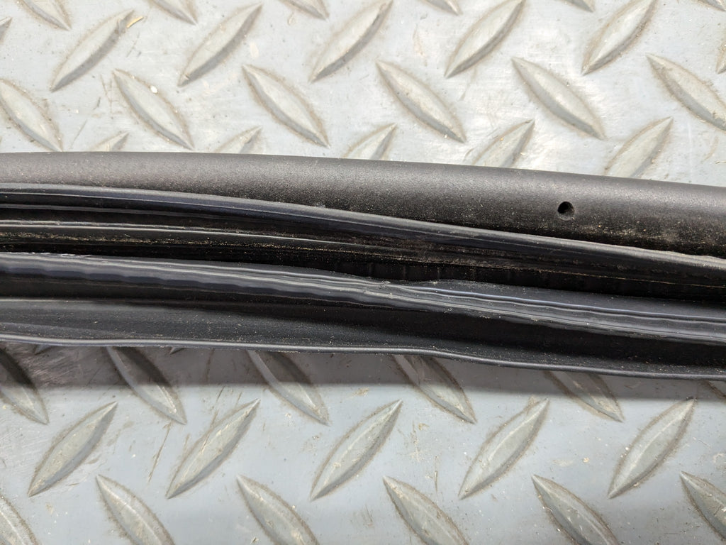 03 - 06 OEM LINCOLN NAVIGATOR REAR RIGHT SIDE DOOR SEAL WEATHER STRIPPING RUBBER