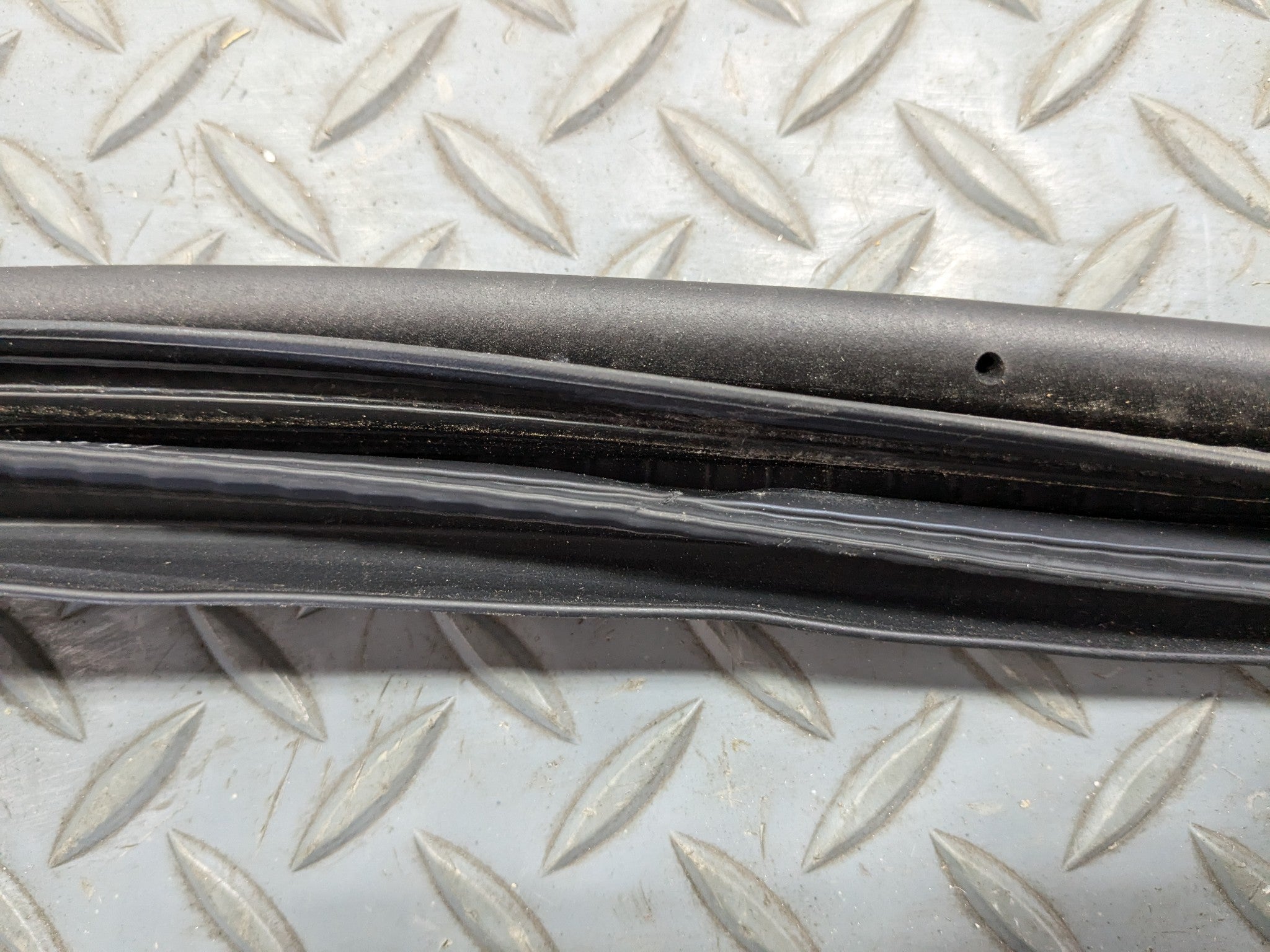03 - 06 OEM LINCOLN NAVIGATOR REAR RIGHT SIDE DOOR SEAL WEATHER STRIPPING RUBBER