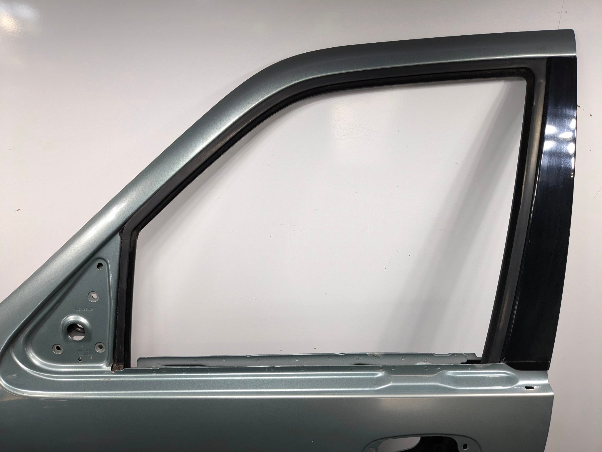 03 - 06 OEM LINCOLN NAVIGATOR FRONT LEFT DRIVER SIDE DOOR SHELL PANEL STROM DUST