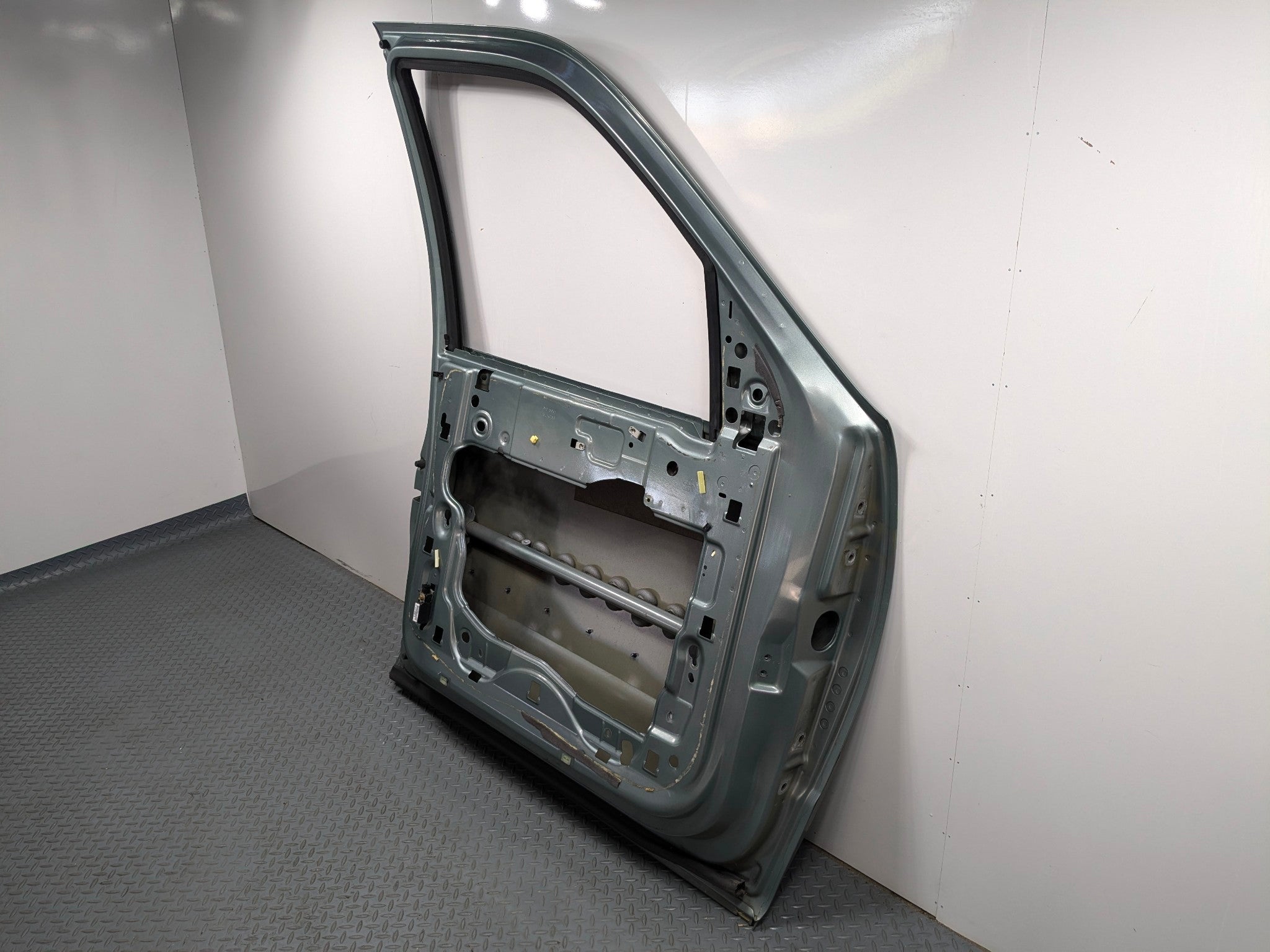 03 - 06 OEM LINCOLN NAVIGATOR FRONT LEFT DRIVER SIDE DOOR SHELL PANEL STROM DUST