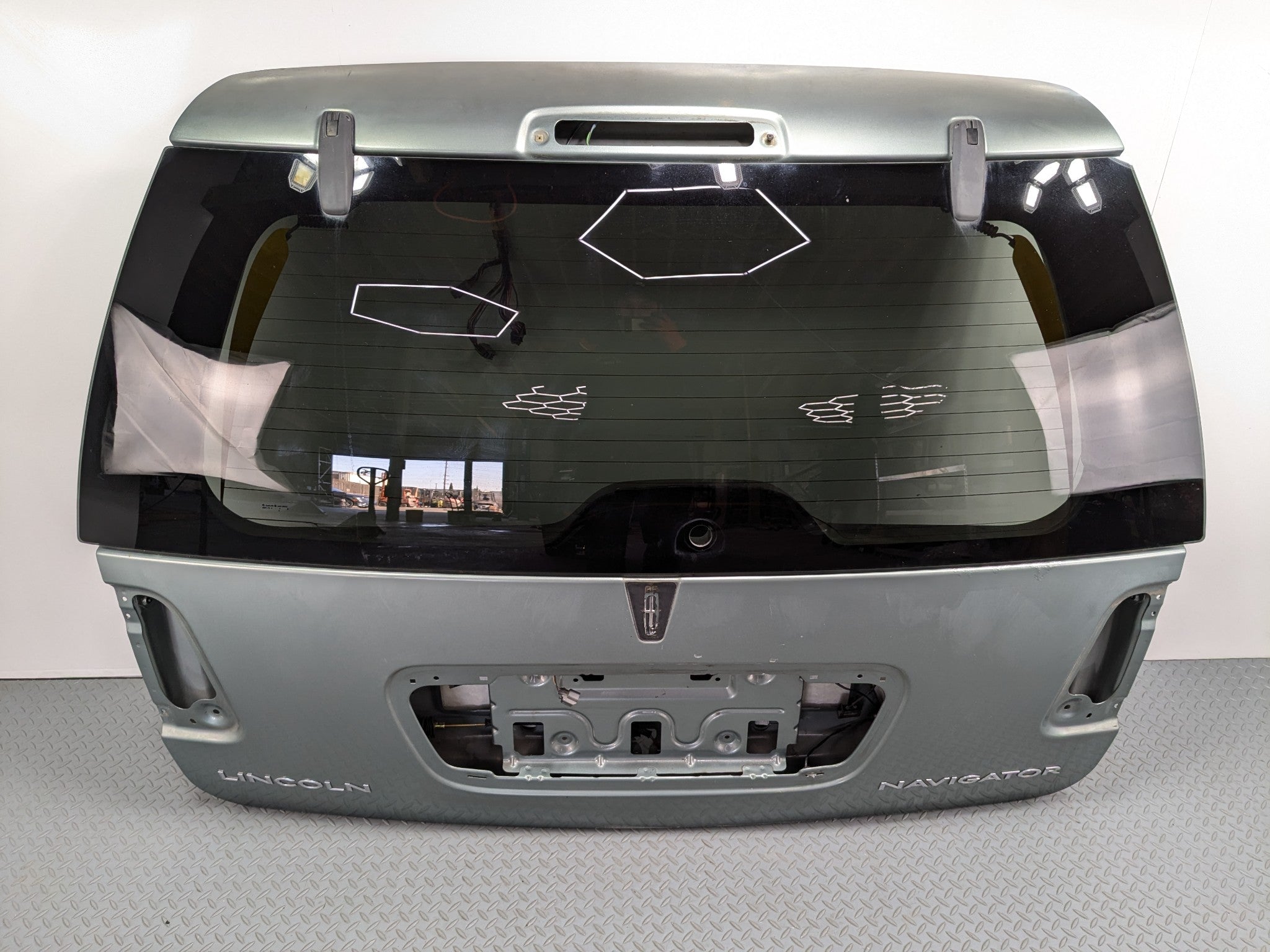 03 - 06 OEM LINCOLN NAVIGATOR TAILGATE LIFTGATE SHELL PANEL WITH GLASS ASSEMBLY