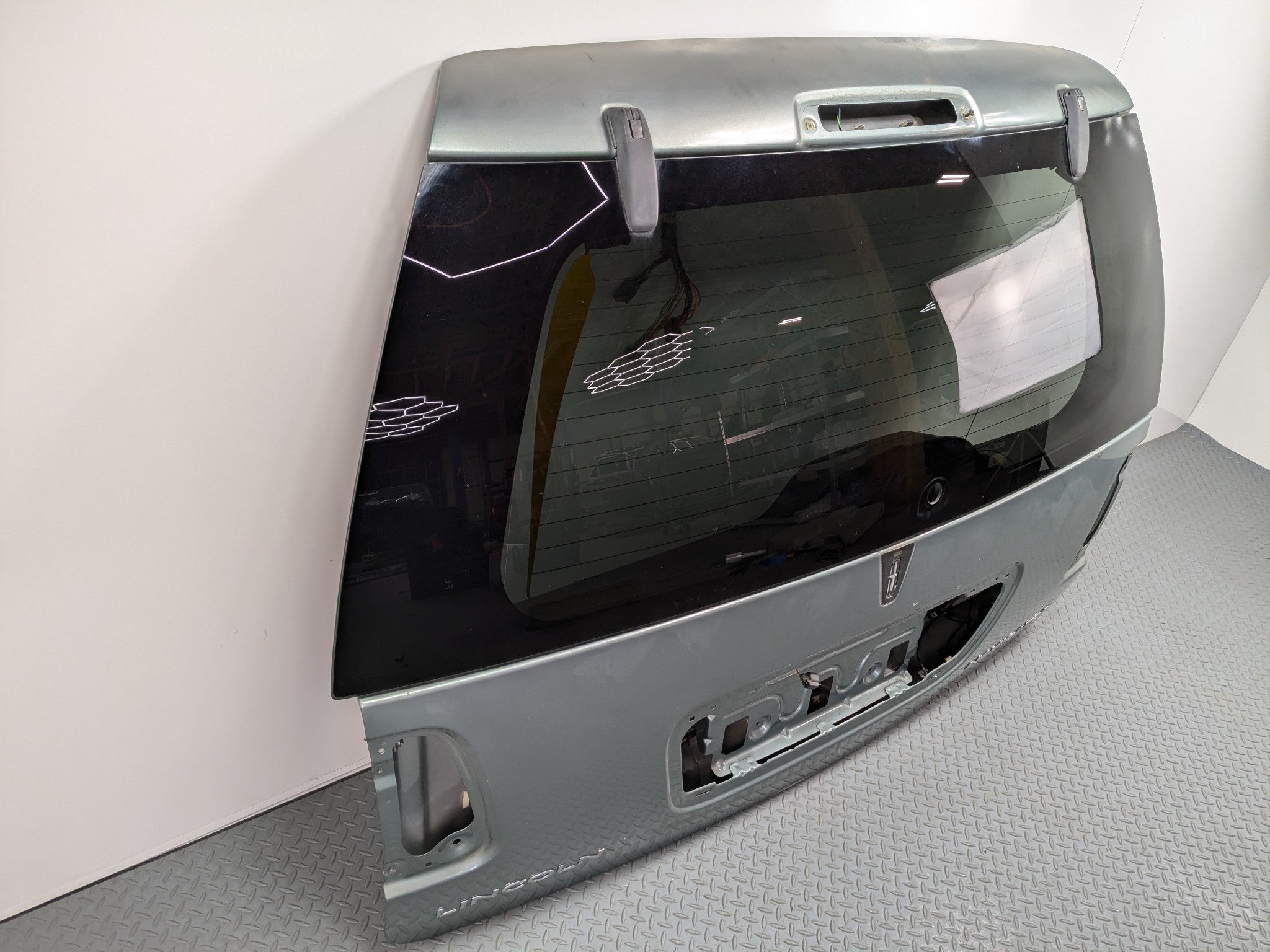 03 - 06 OEM LINCOLN NAVIGATOR TAILGATE LIFTGATE SHELL PANEL WITH GLASS ASSEMBLY
