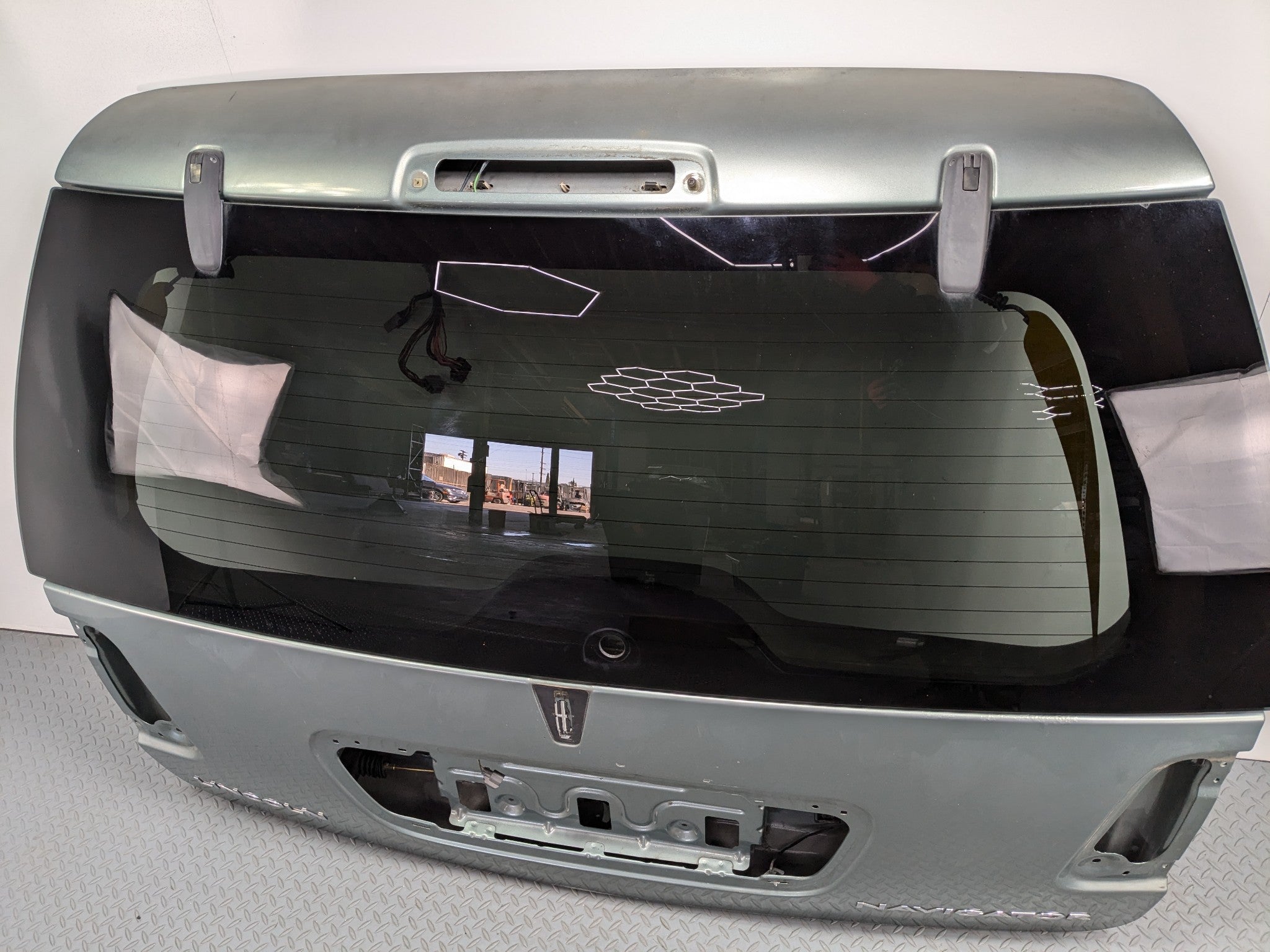 03 - 06 OEM LINCOLN NAVIGATOR TAILGATE LIFTGATE SHELL PANEL WITH GLASS ASSEMBLY