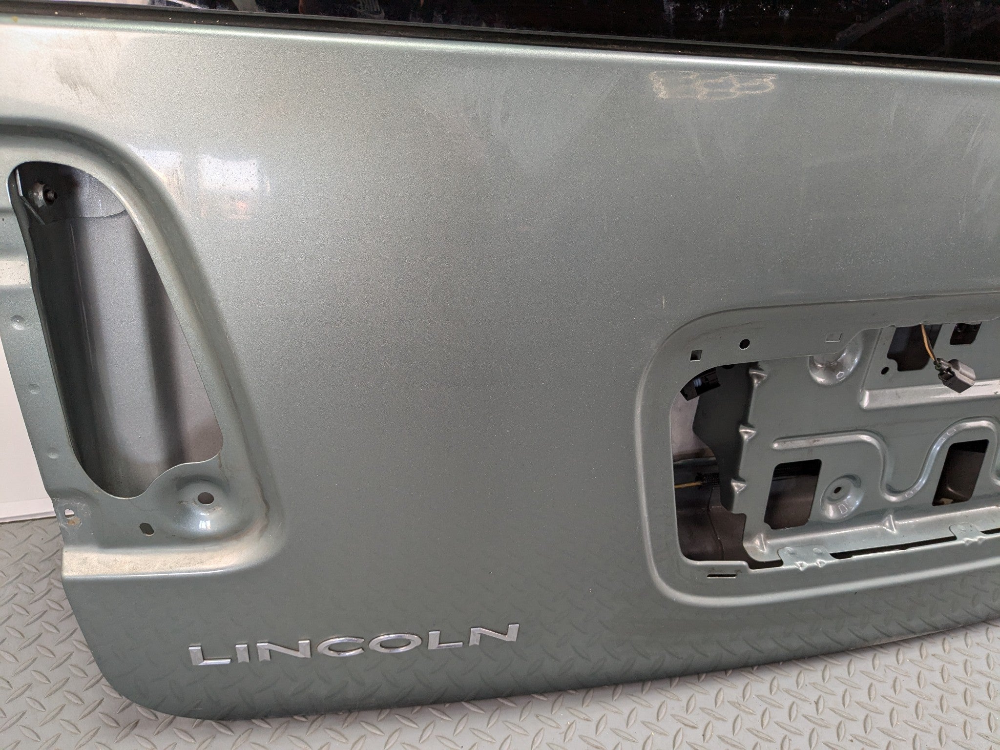 03 - 06 OEM LINCOLN NAVIGATOR TAILGATE LIFTGATE SHELL PANEL WITH GLASS ASSEMBLY