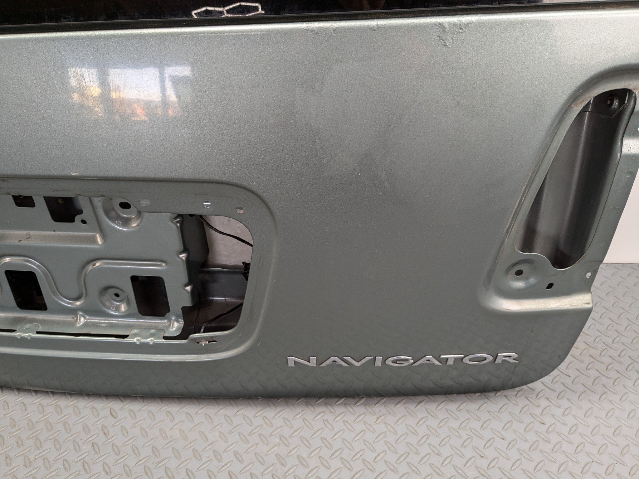 03 - 06 OEM LINCOLN NAVIGATOR TAILGATE LIFTGATE SHELL PANEL WITH GLASS ASSEMBLY