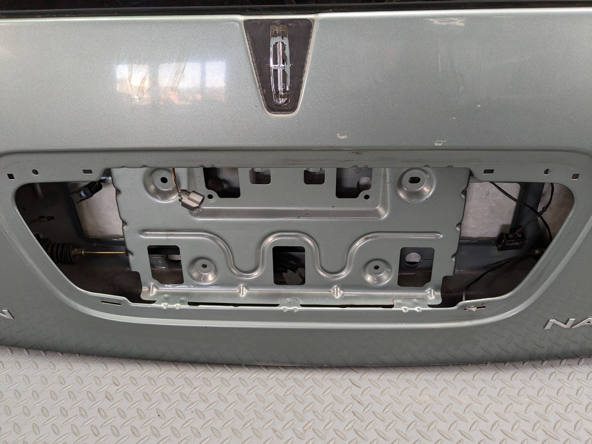 03 - 06 OEM LINCOLN NAVIGATOR TAILGATE LIFTGATE SHELL PANEL WITH GLASS ASSEMBLY