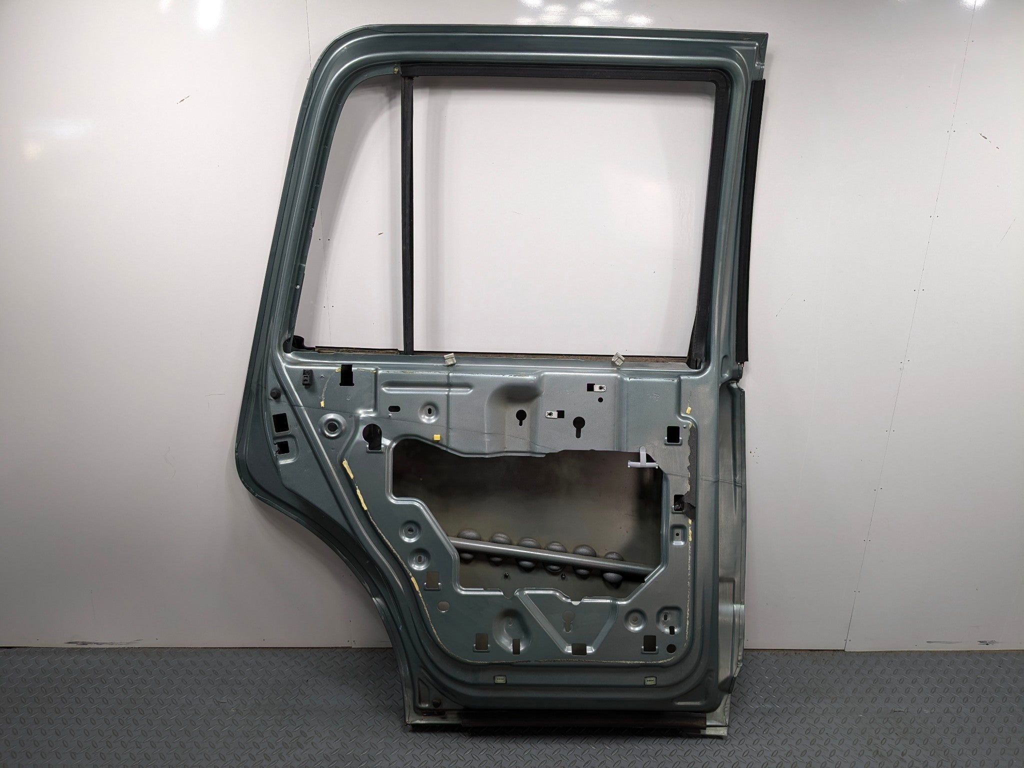 03 - 06 OEM LINCOLN NAVIGATOR REAR LEFT DRIVER SIDE DOOR SHELL PANEL STROM DUST
