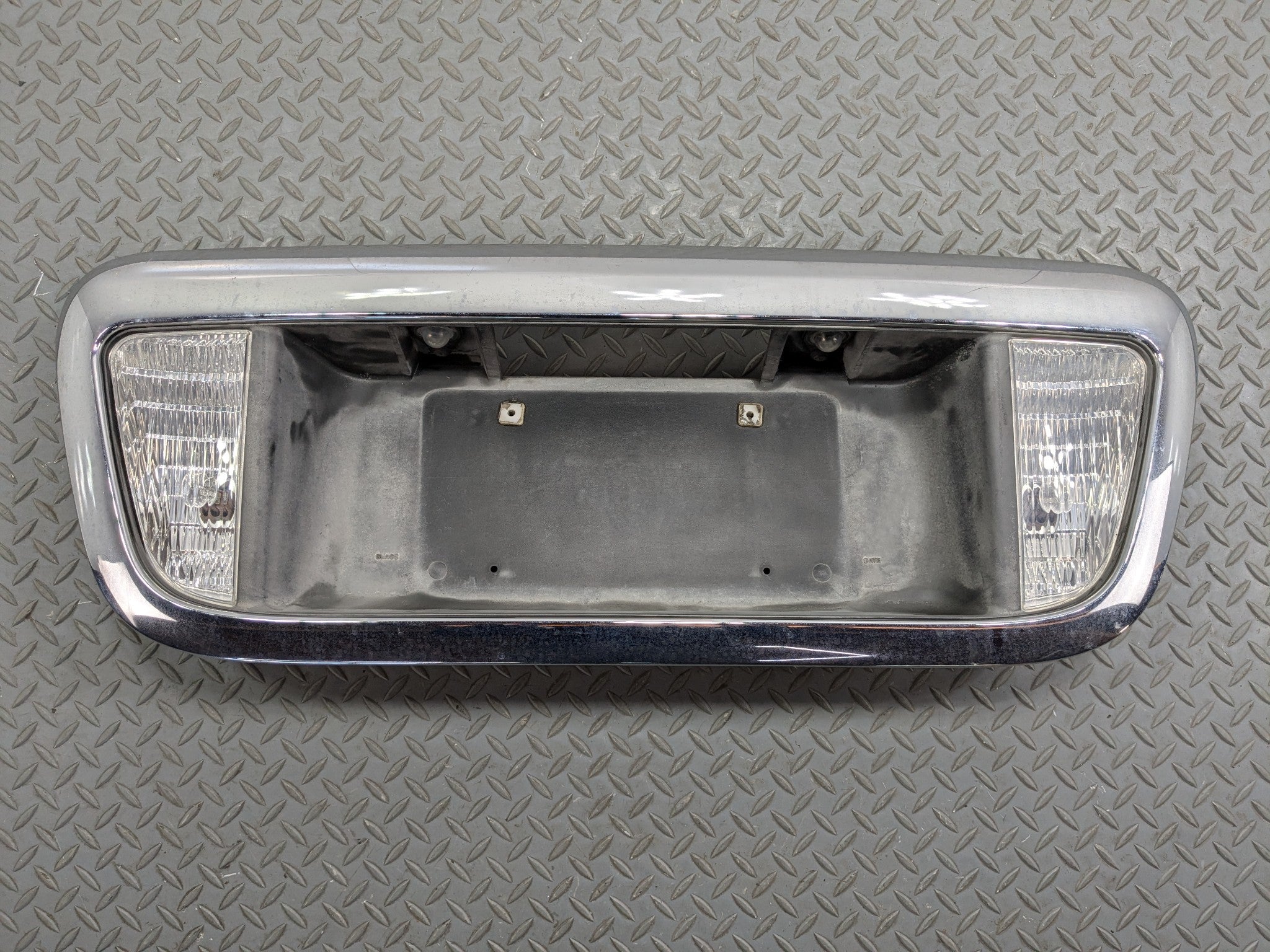 03 - 06 OEM LINCOLN NAVIGATOR REAR TRUNK LID LICENSE PLATE TAILLIGHT ASSEMBLY
