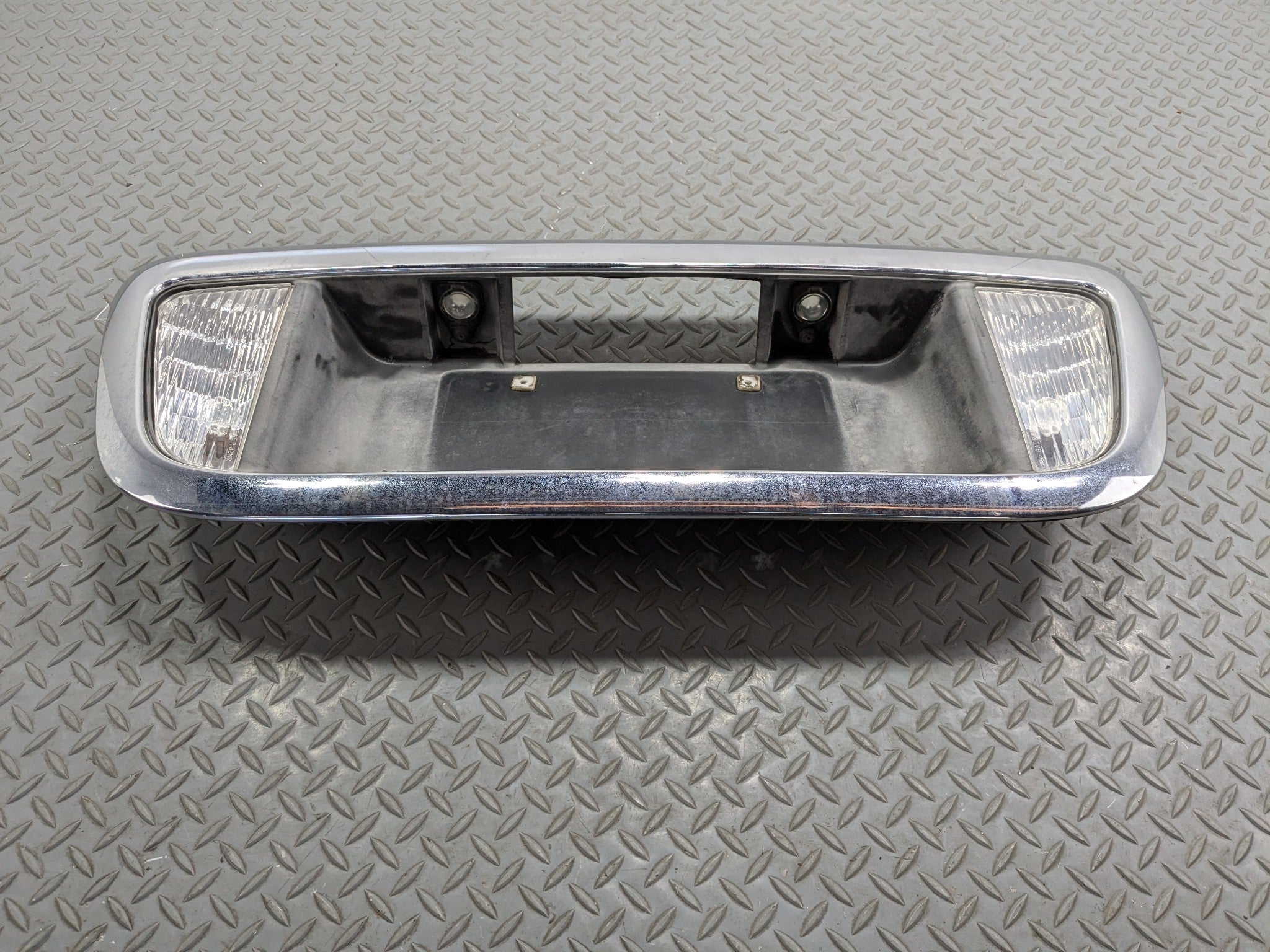 03 - 06 OEM LINCOLN NAVIGATOR REAR TRUNK LID LICENSE PLATE TAILLIGHT ASSEMBLY