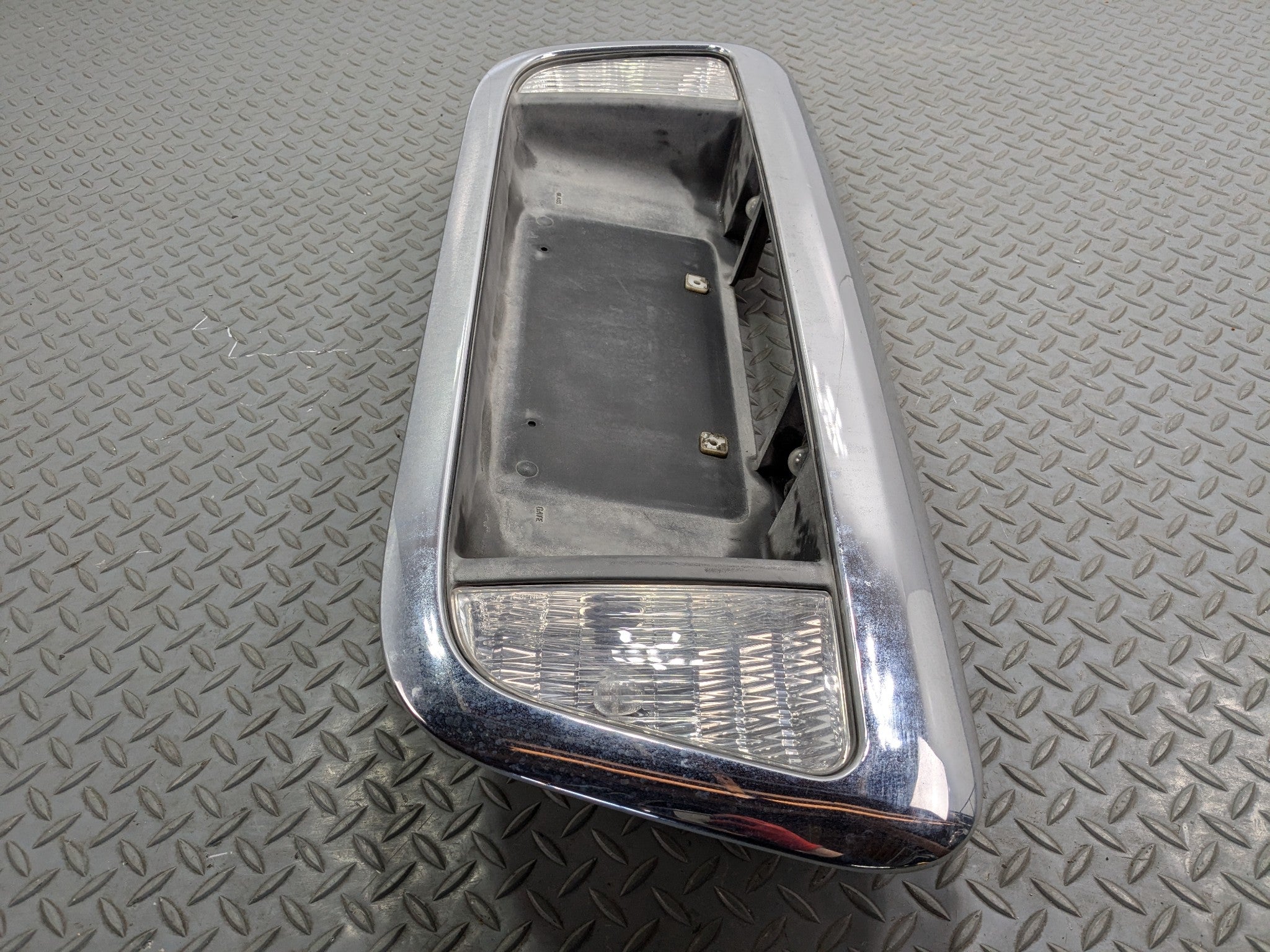 03 - 06 OEM LINCOLN NAVIGATOR REAR TRUNK LID LICENSE PLATE TAILLIGHT ASSEMBLY