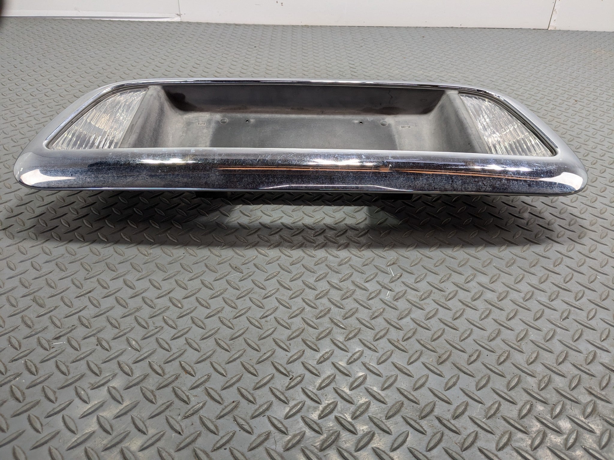 03 - 06 OEM LINCOLN NAVIGATOR REAR TRUNK LID LICENSE PLATE TAILLIGHT ASSEMBLY