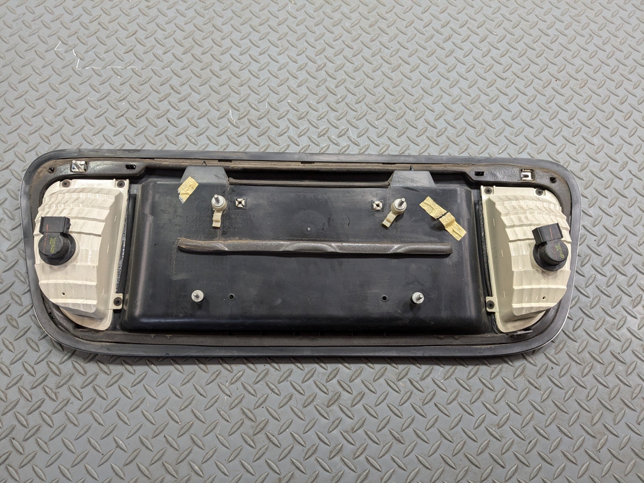 03 - 06 OEM LINCOLN NAVIGATOR REAR TRUNK LID LICENSE PLATE TAILLIGHT ASSEMBLY