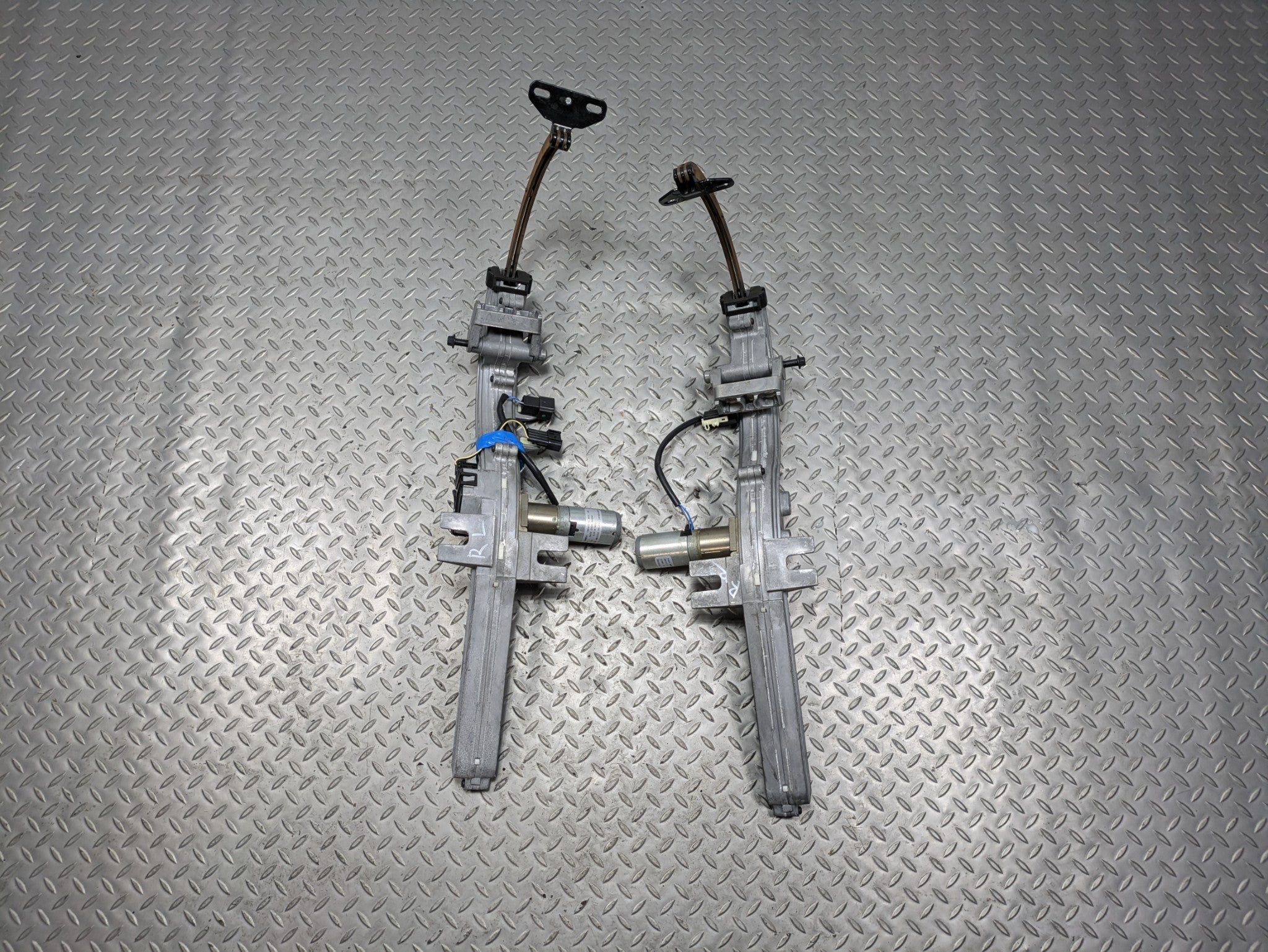 03 - 06 OEM LINCOLN NAVIGATOR REAR LEFT AND RIGHT SIDE TRUNK HINGES WITH MOTOR