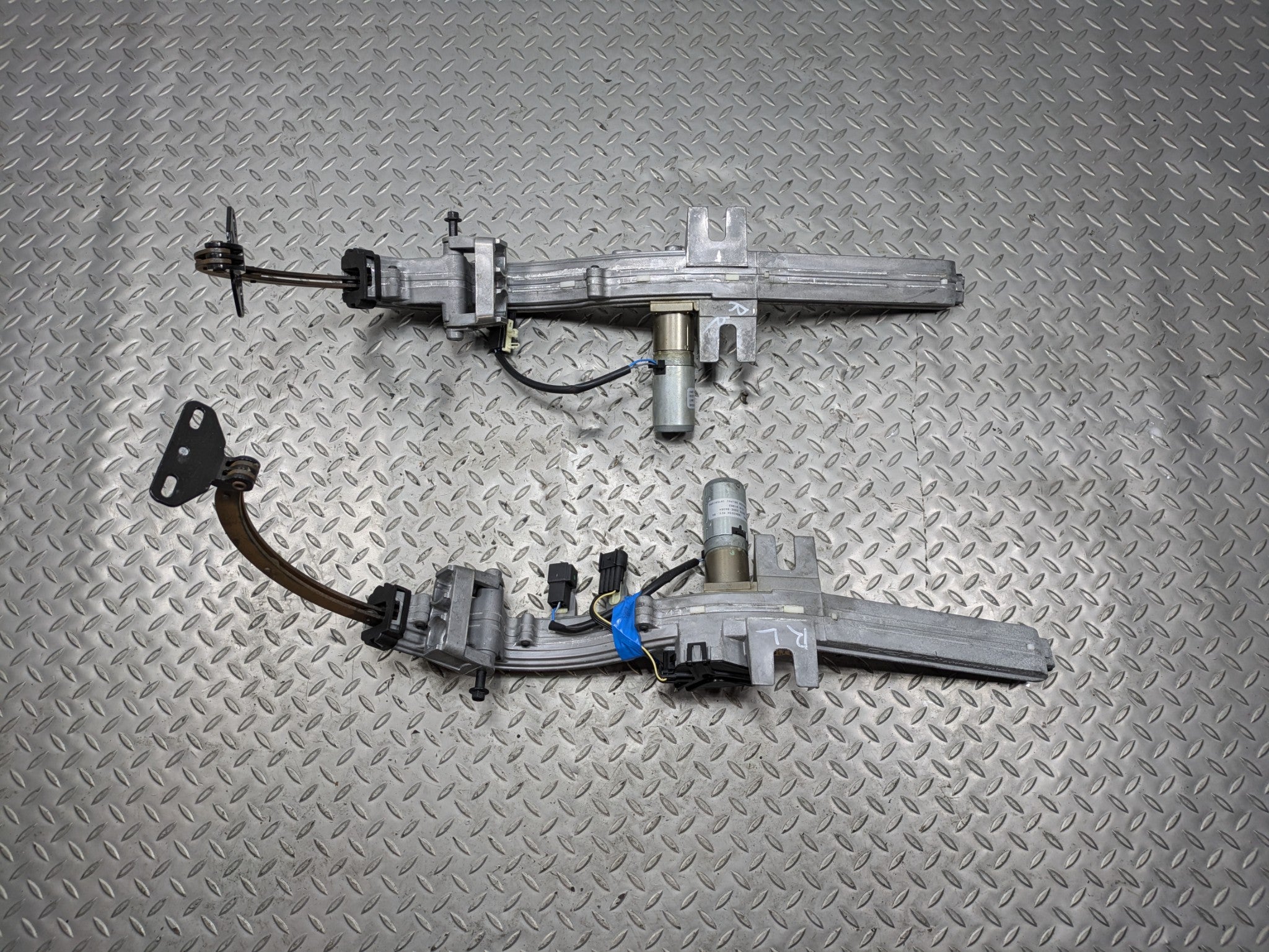 03 - 06 OEM LINCOLN NAVIGATOR REAR LEFT AND RIGHT SIDE TRUNK HINGES WITH MOTOR