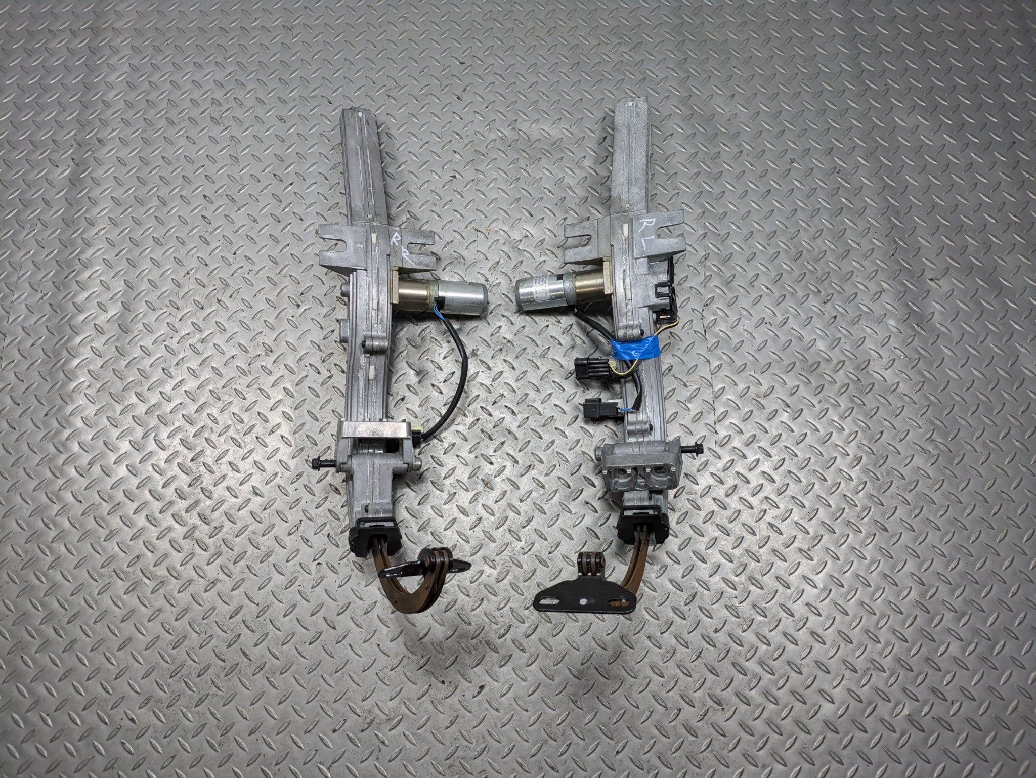 03 - 06 OEM LINCOLN NAVIGATOR REAR LEFT AND RIGHT SIDE TRUNK HINGES WITH MOTOR