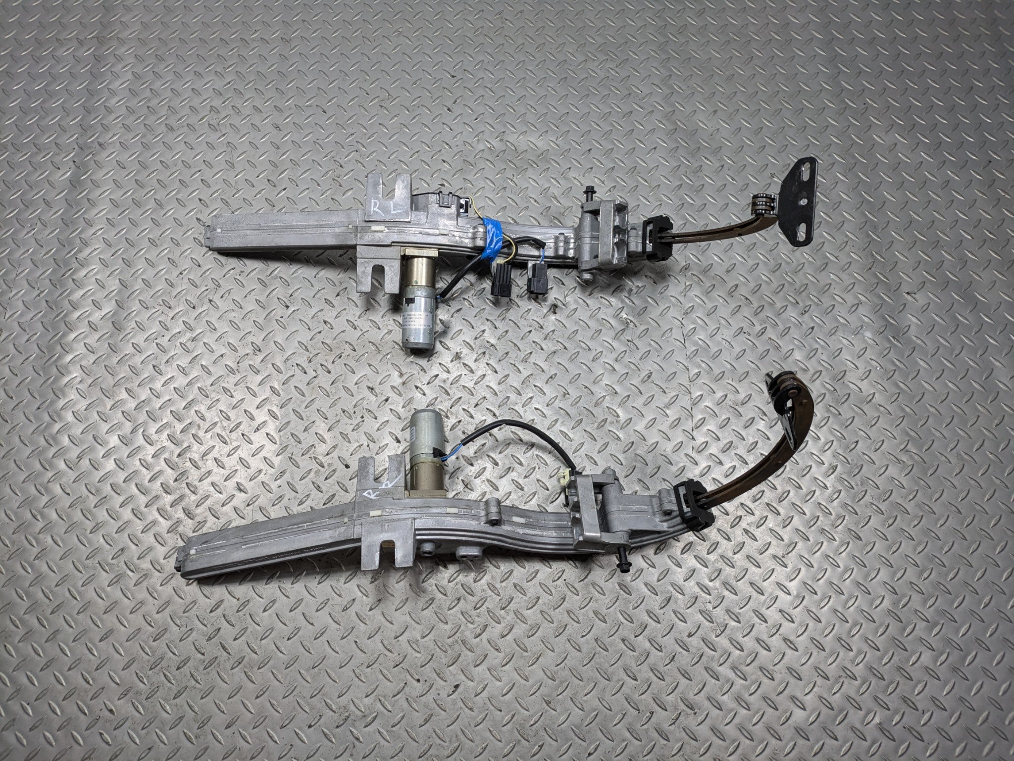 03 - 06 OEM LINCOLN NAVIGATOR REAR LEFT AND RIGHT SIDE TRUNK HINGES WITH MOTOR