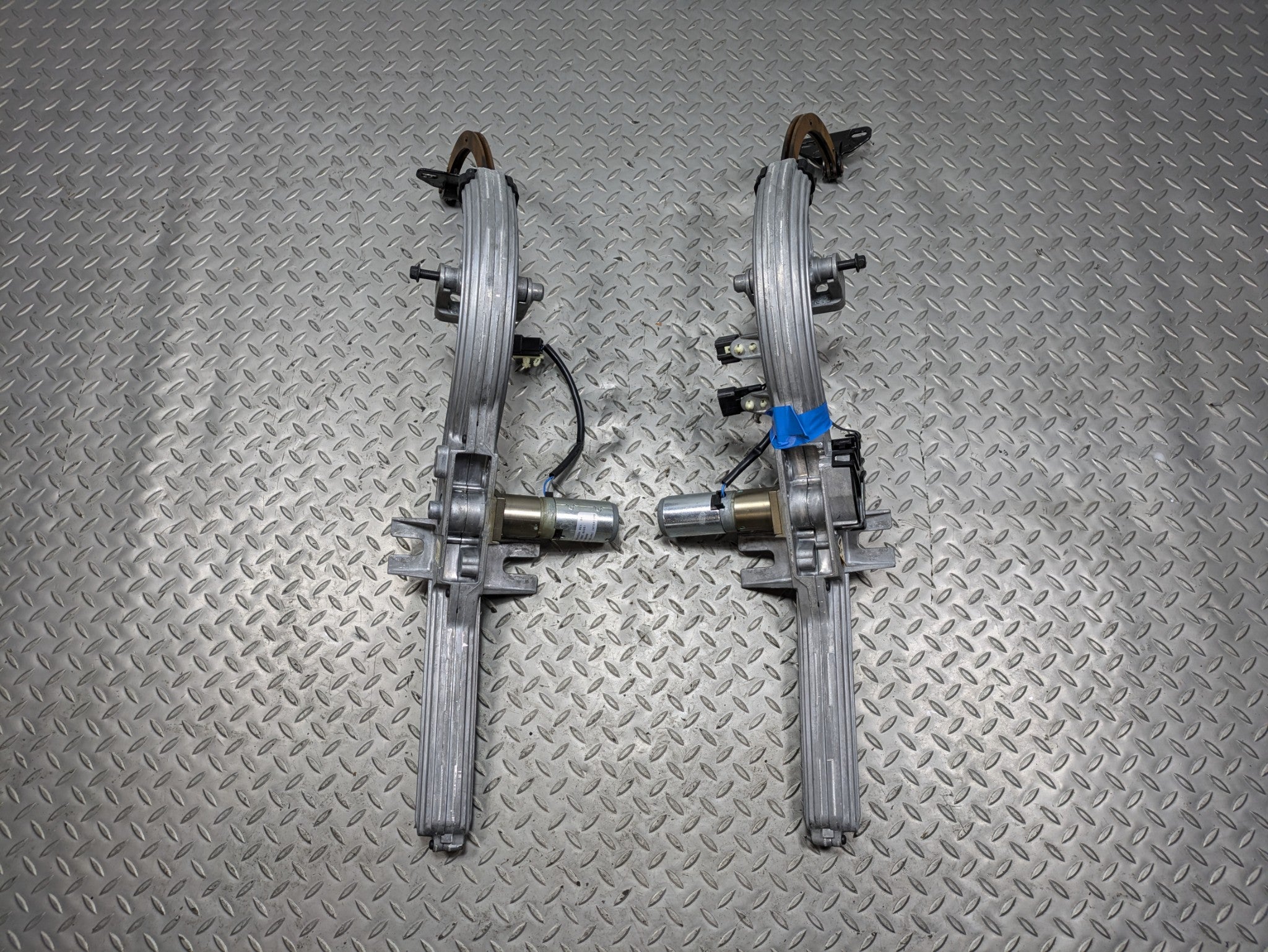 03 - 06 OEM LINCOLN NAVIGATOR REAR LEFT AND RIGHT SIDE TRUNK HINGES WITH MOTOR