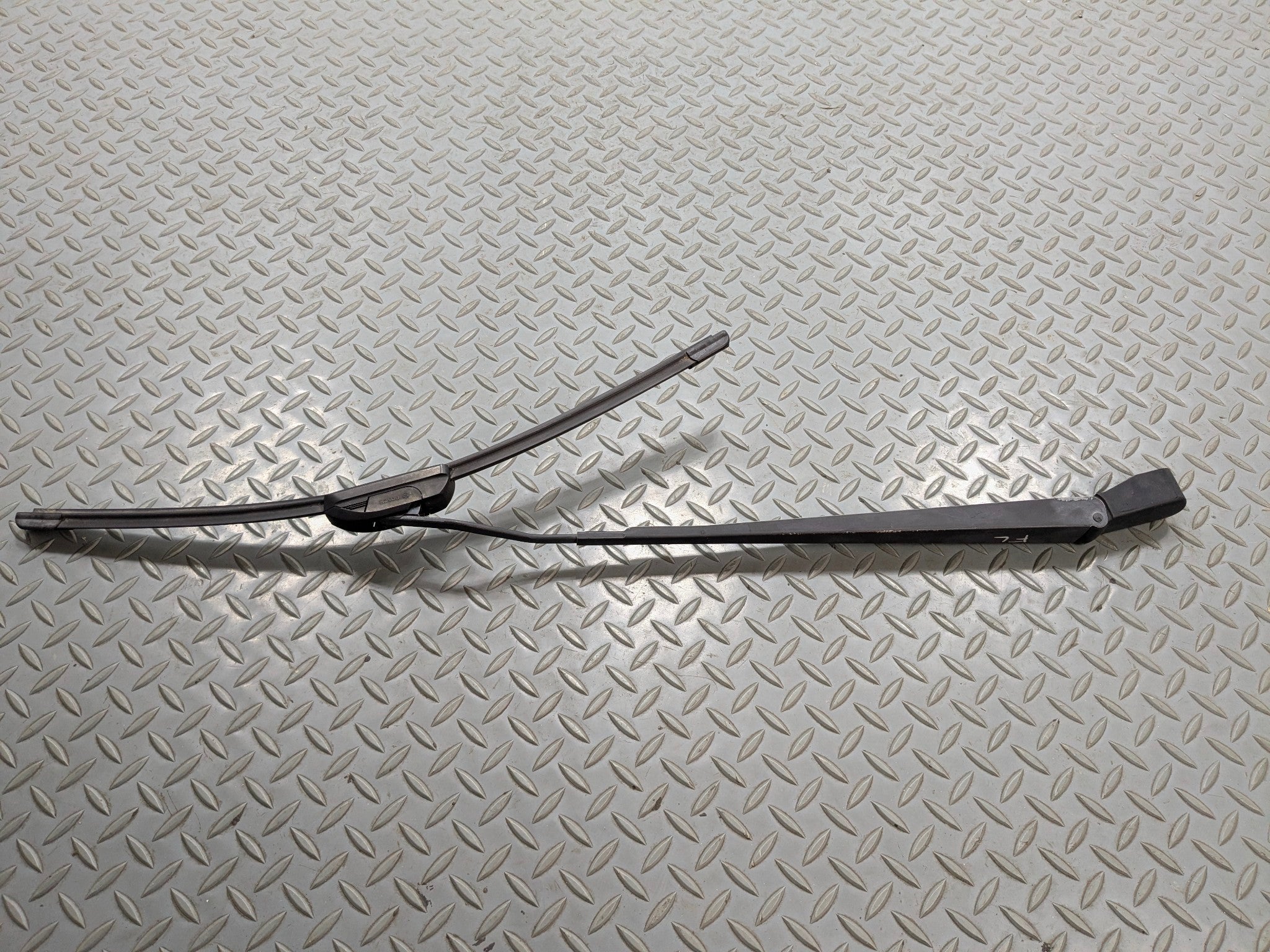 03 - 06 OEM LINCOLN NAVIGATOR FRONT LEFT SIDE WINDSHIELD WIPER ARM WITH BLADE