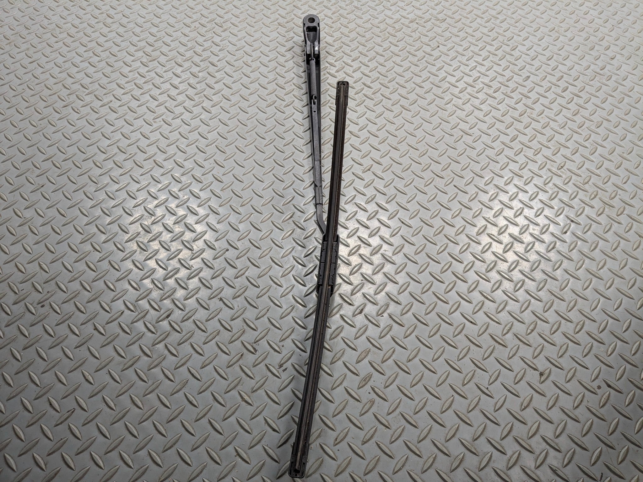 03 - 06 OEM LINCOLN NAVIGATOR FRONT LEFT SIDE WINDSHIELD WIPER ARM WITH BLADE