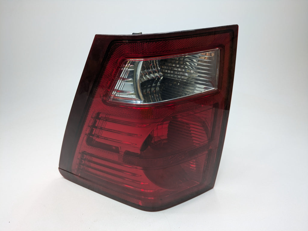 05 - 07 OEM JEEP GRAND CHEROKEE REAR RIGHT PASSENGER SIDE TAIL LIGHT ASSEMBLY